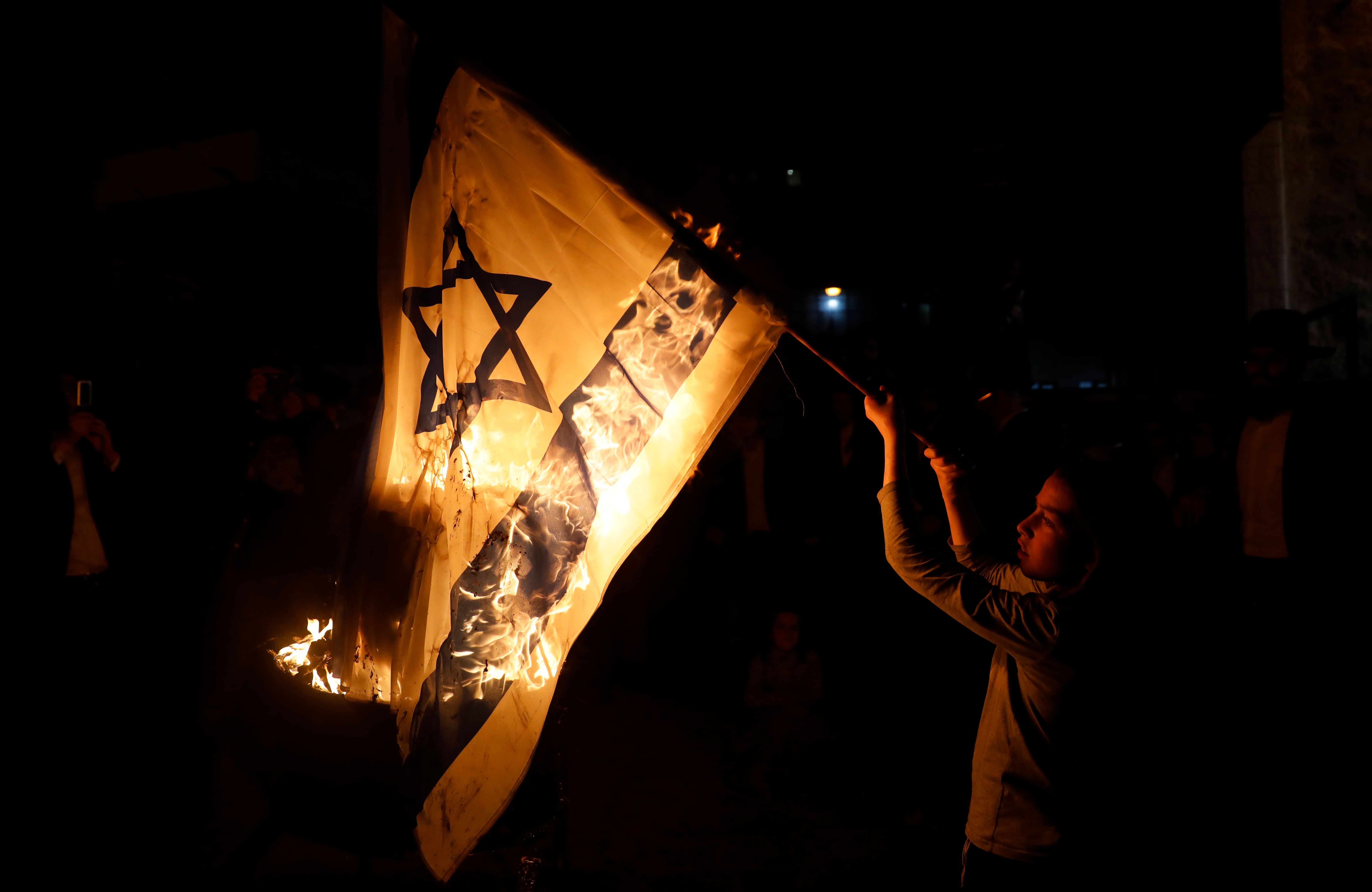 شاب يحرق العلم الإسرائيلي