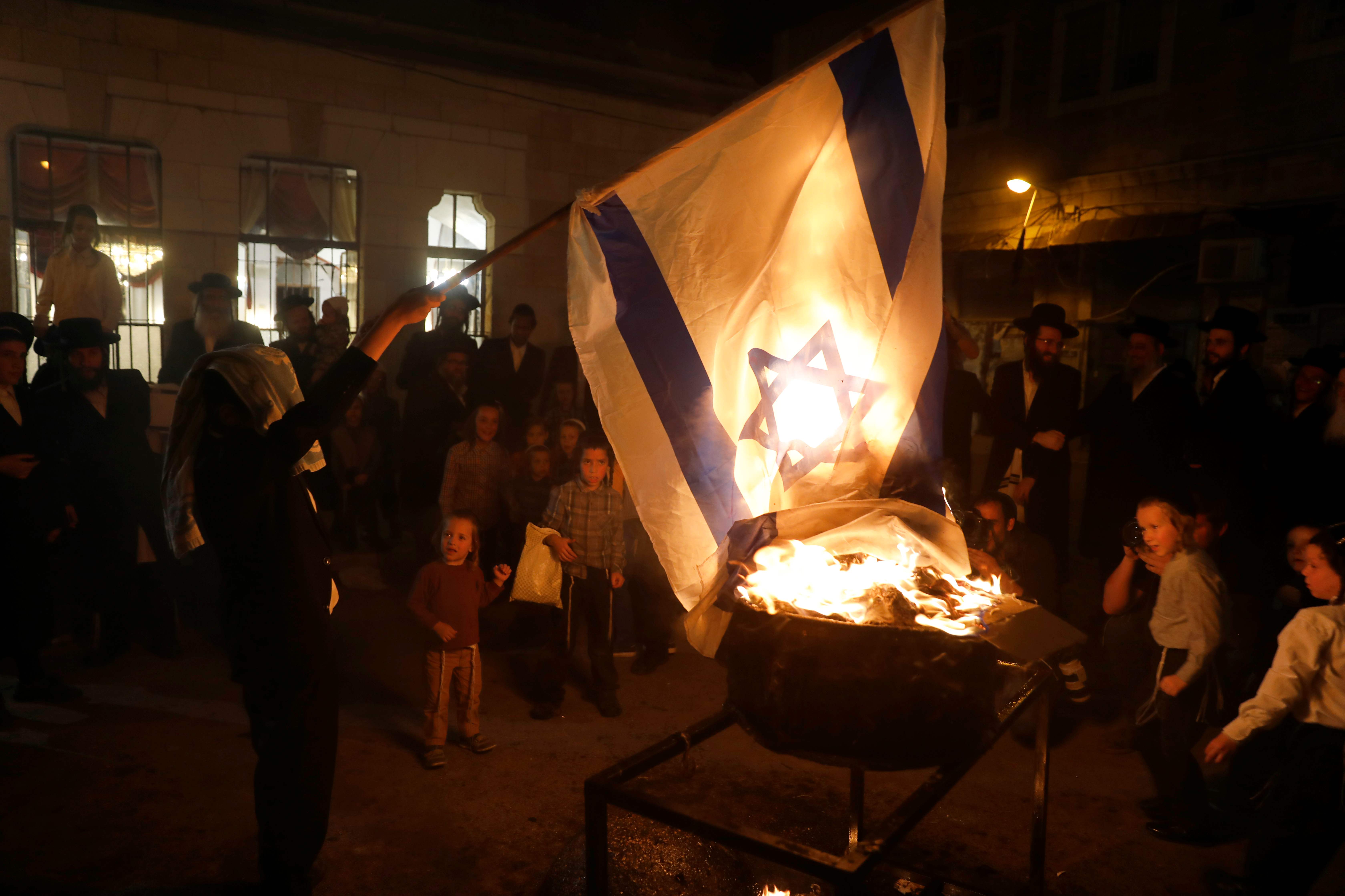 يهود يحرقون العلم الإسرائيلي