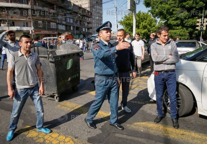 الشرطة الأرمينية تحاول فتح الشوارع المغلقة