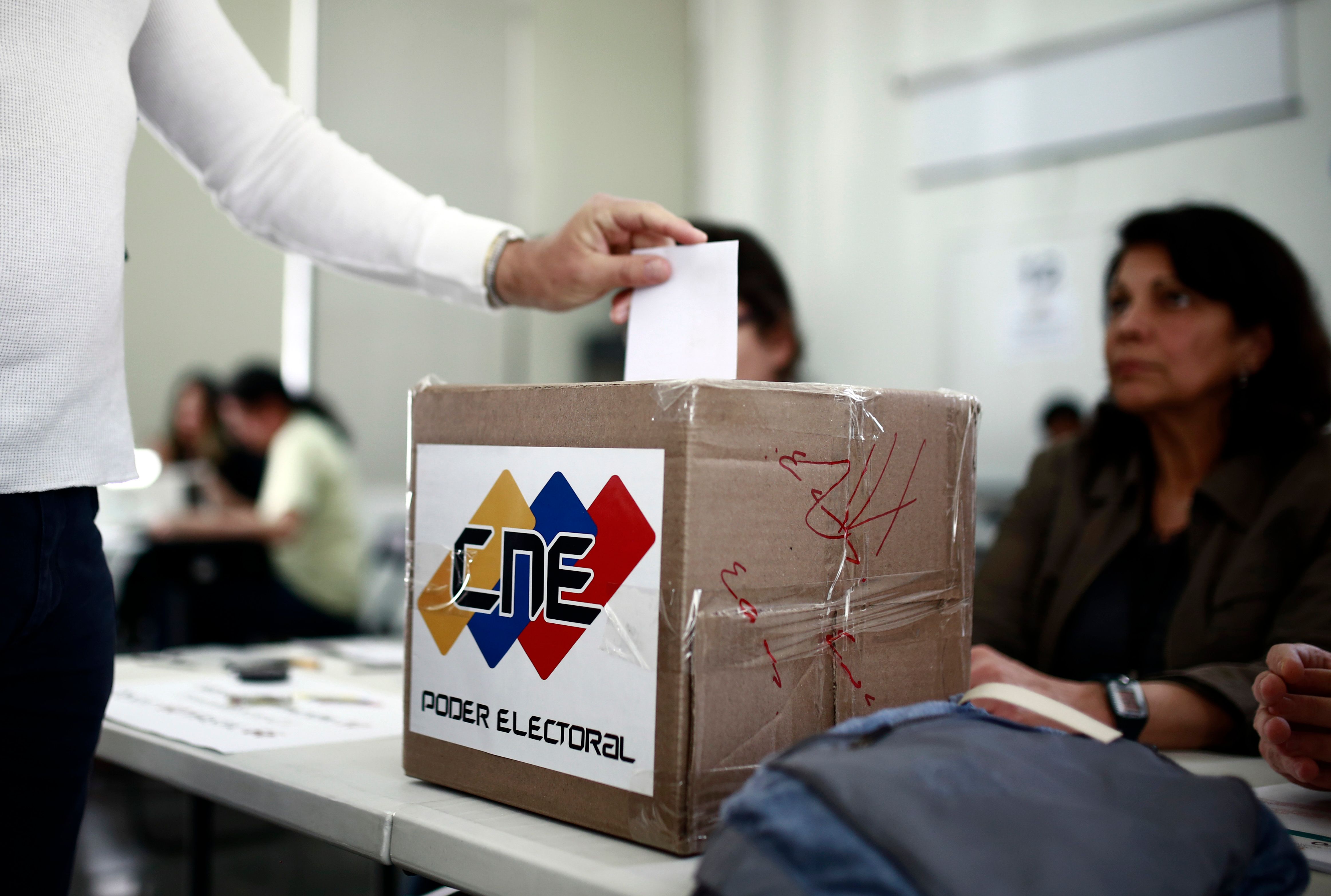 ناخبة تدلى بصوتها فى الانتخابات الرئاسية بفنزويلا