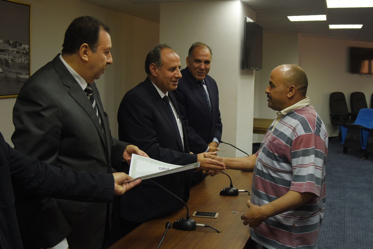 محافظ الإسكندرية يسلم 97 شهادة أمان  (7)