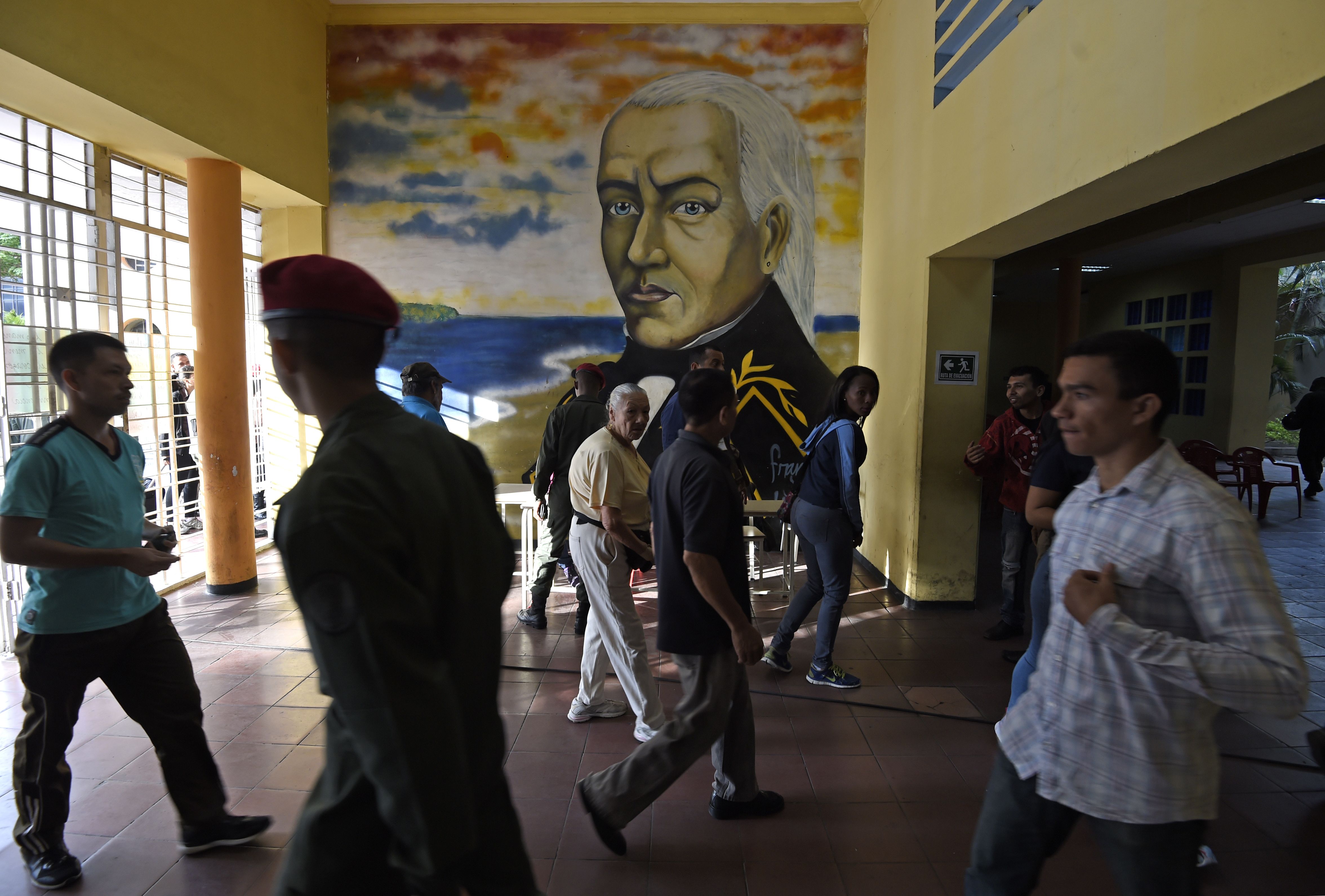 توافد الناخبين على مركز اقتراع للانتخابات الفنزويلية