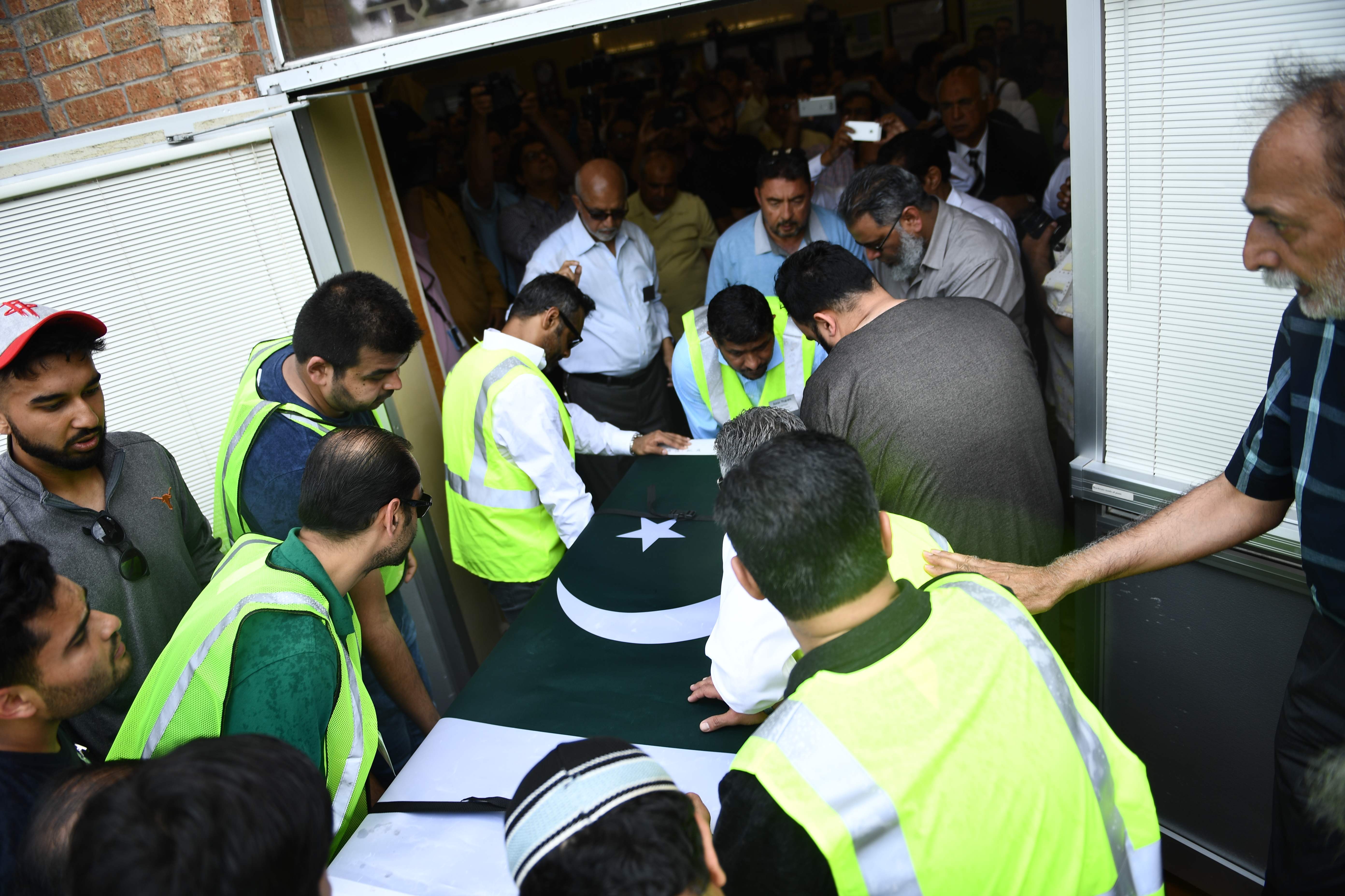جنازة لفتاة باكستانية لقت حتفها فى الحادث