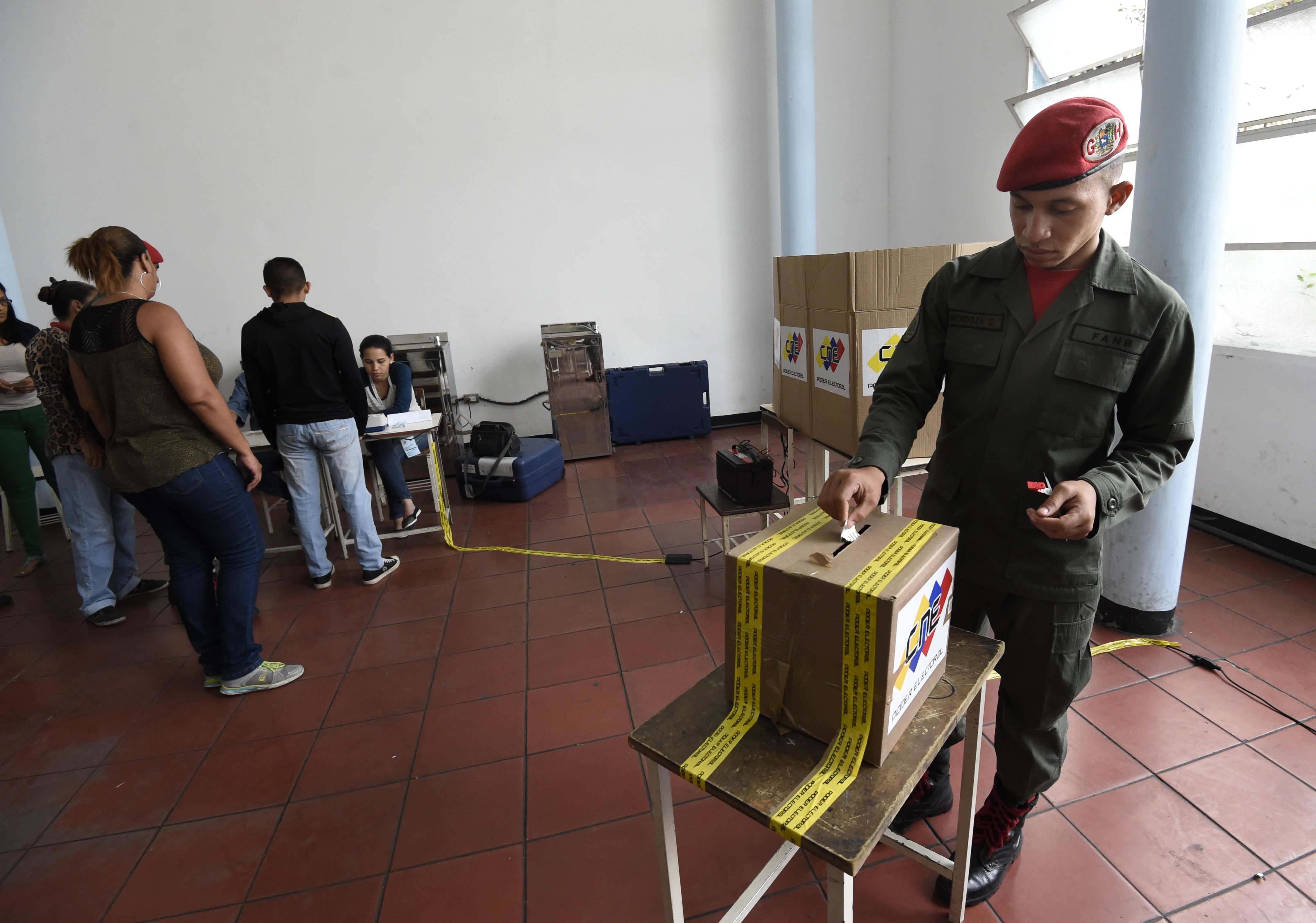 عسكرى فنزويلى يدلى بصوته فى انتخابات الرئاسة