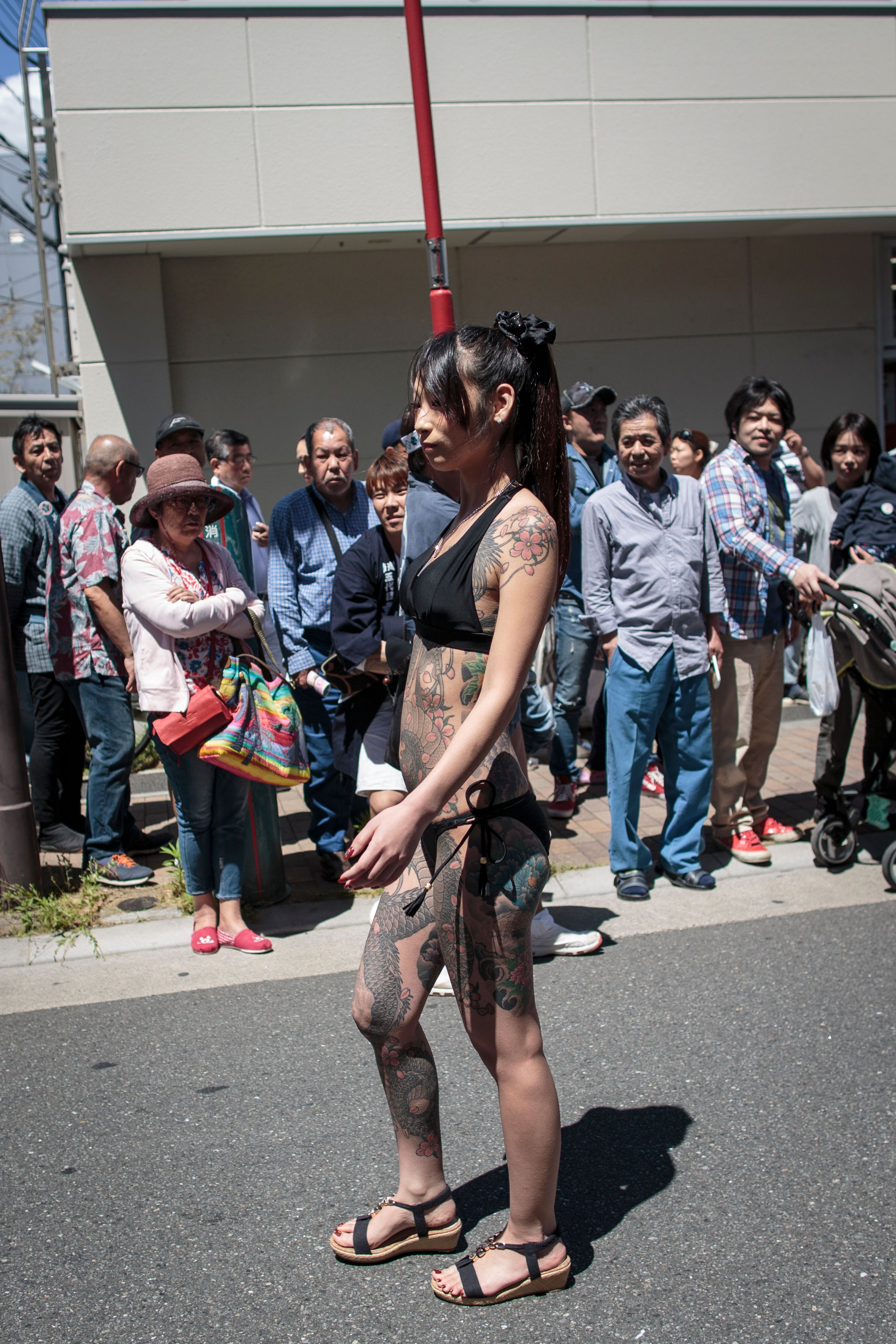 فتاة يابانية بملابس البحر خلال احتفالات دينية