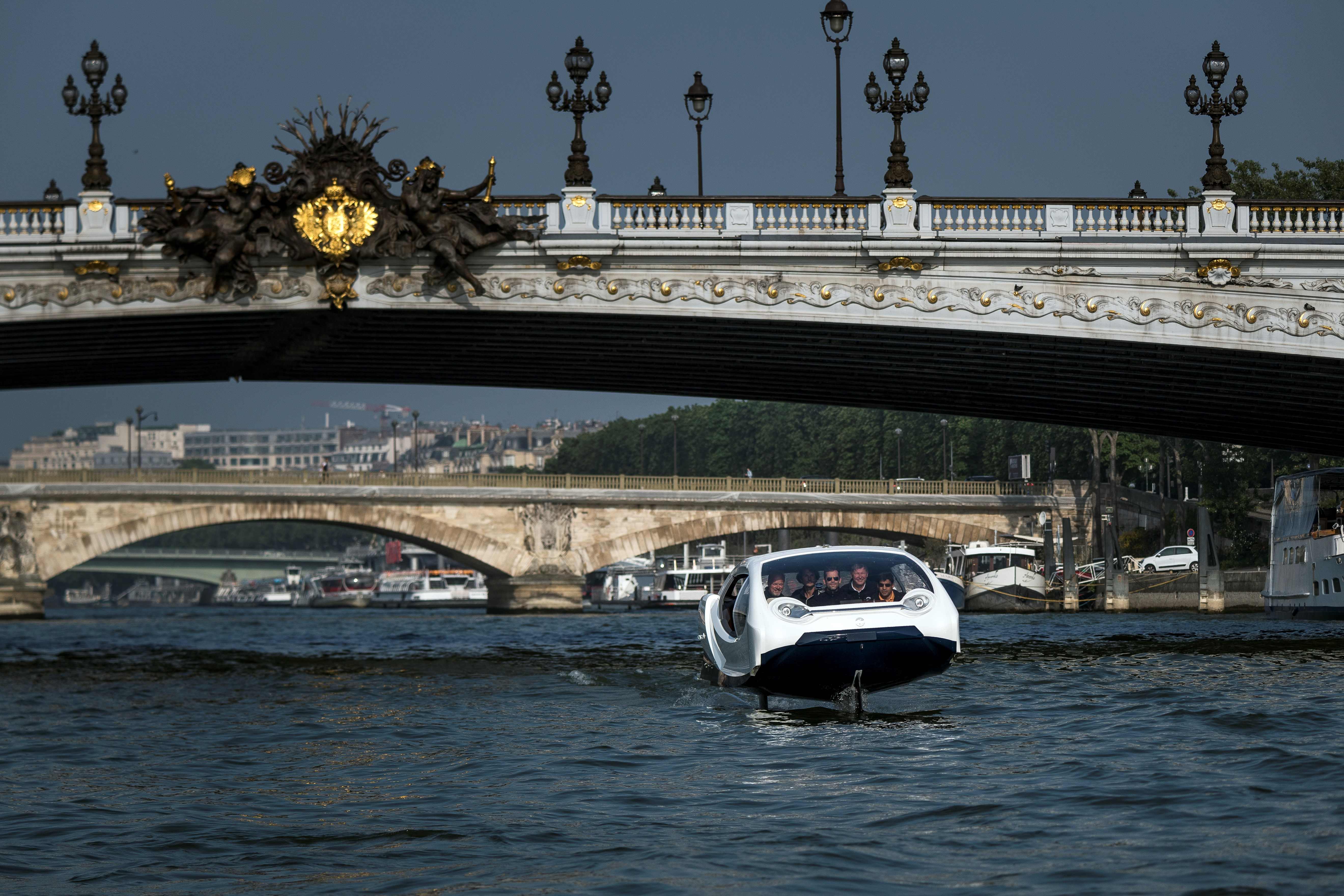 مهندسو تطوير النقل البحرى بفرنسا يجرون رحلة التاكسى الطائر