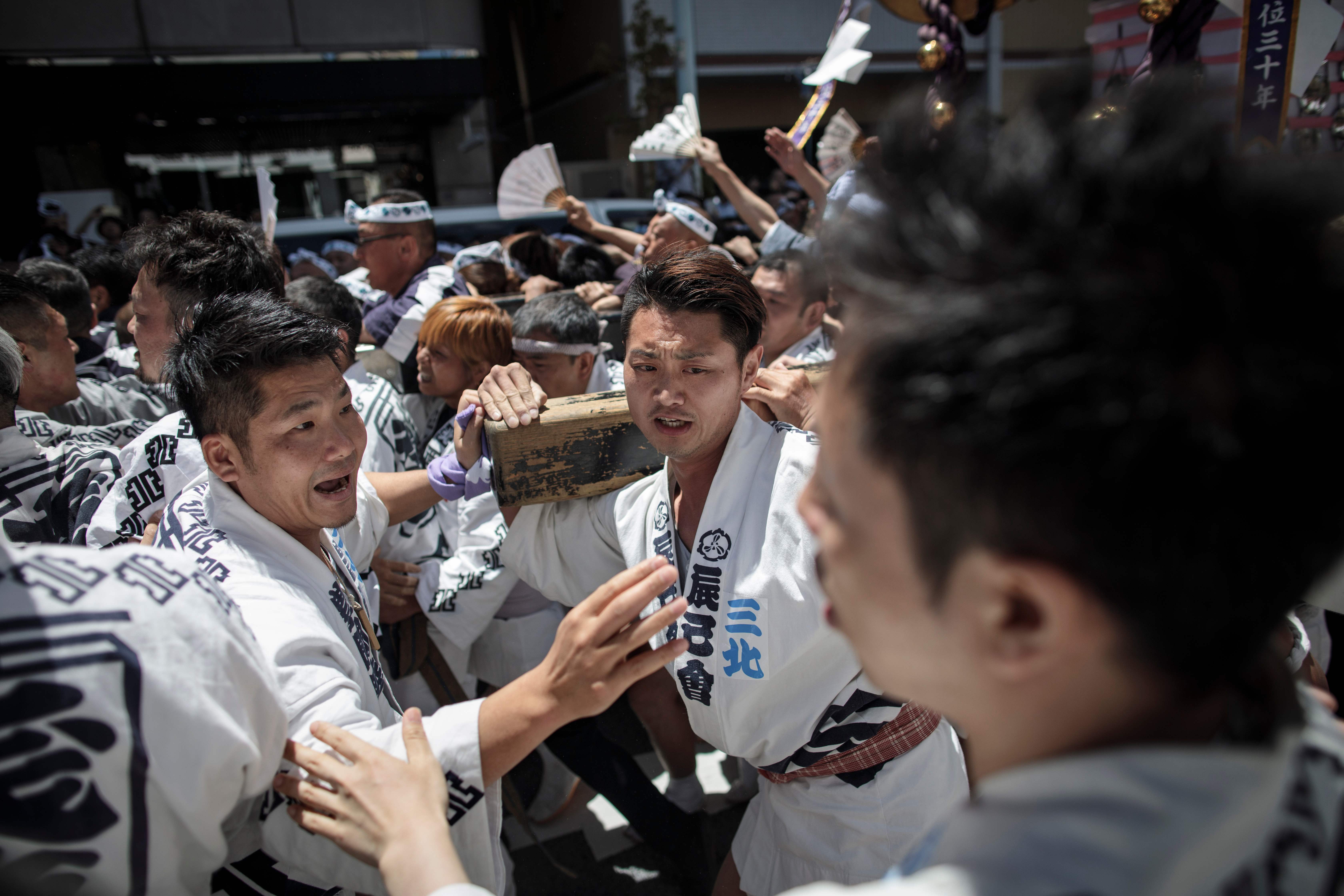 يابانيون يحملون مزارًا خلال احتفالات الأضرحة الثلاثة