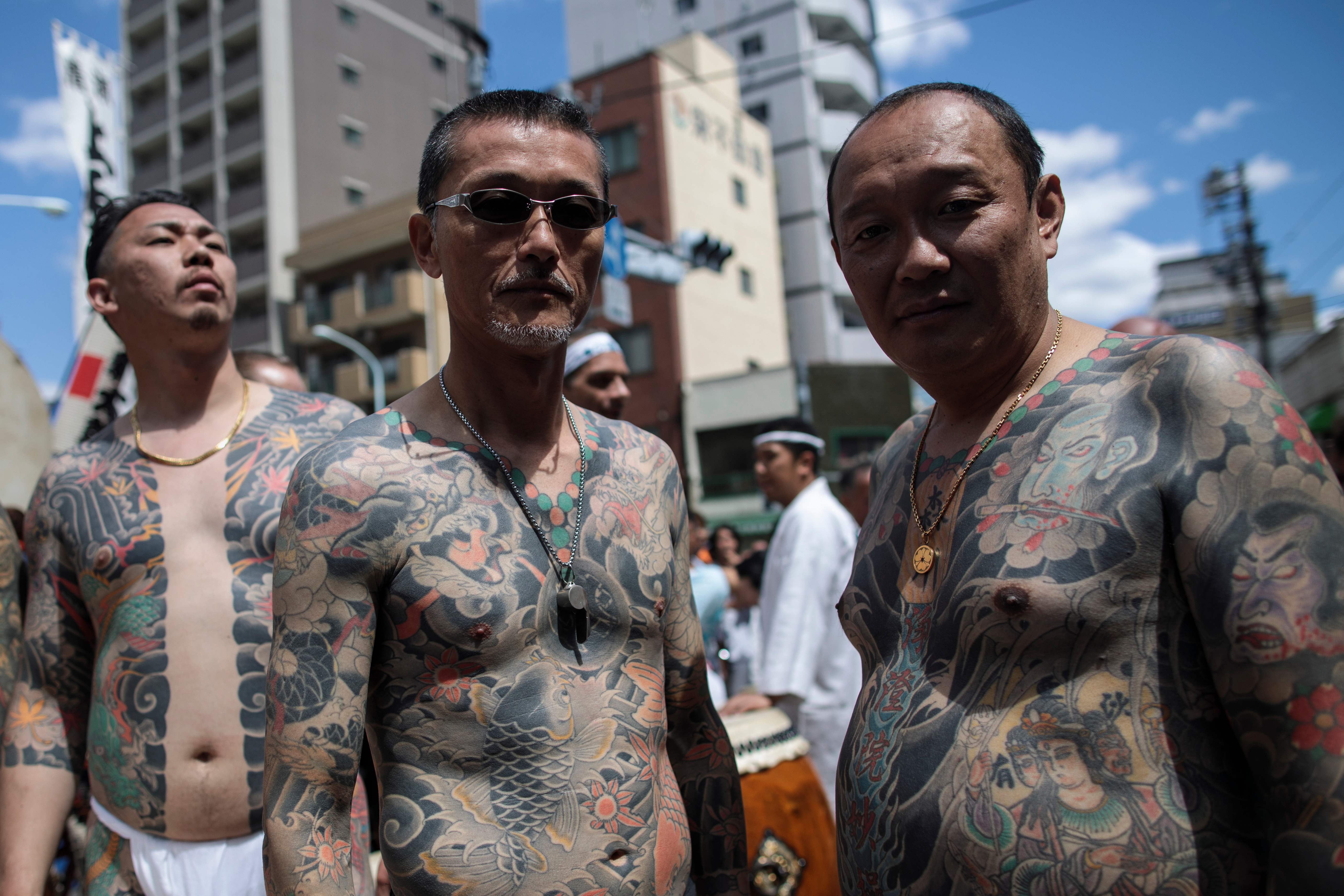 يابانيون يغطون أجسامهم بالوشم خلال احتفالات دينية
