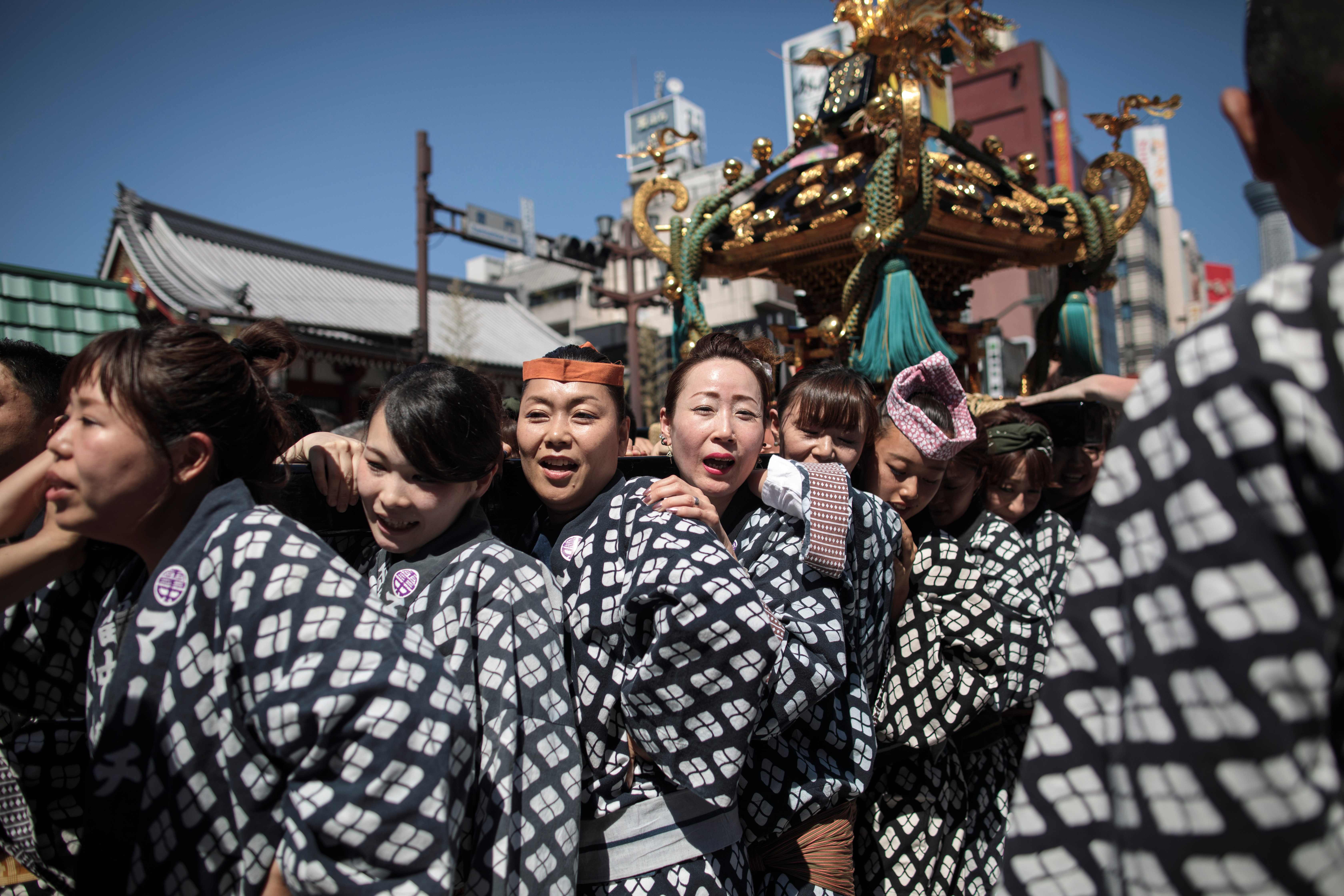 فتيات الشنتو يحتفلن بمهرجان الضرحة الثلاثة فى اليابان
