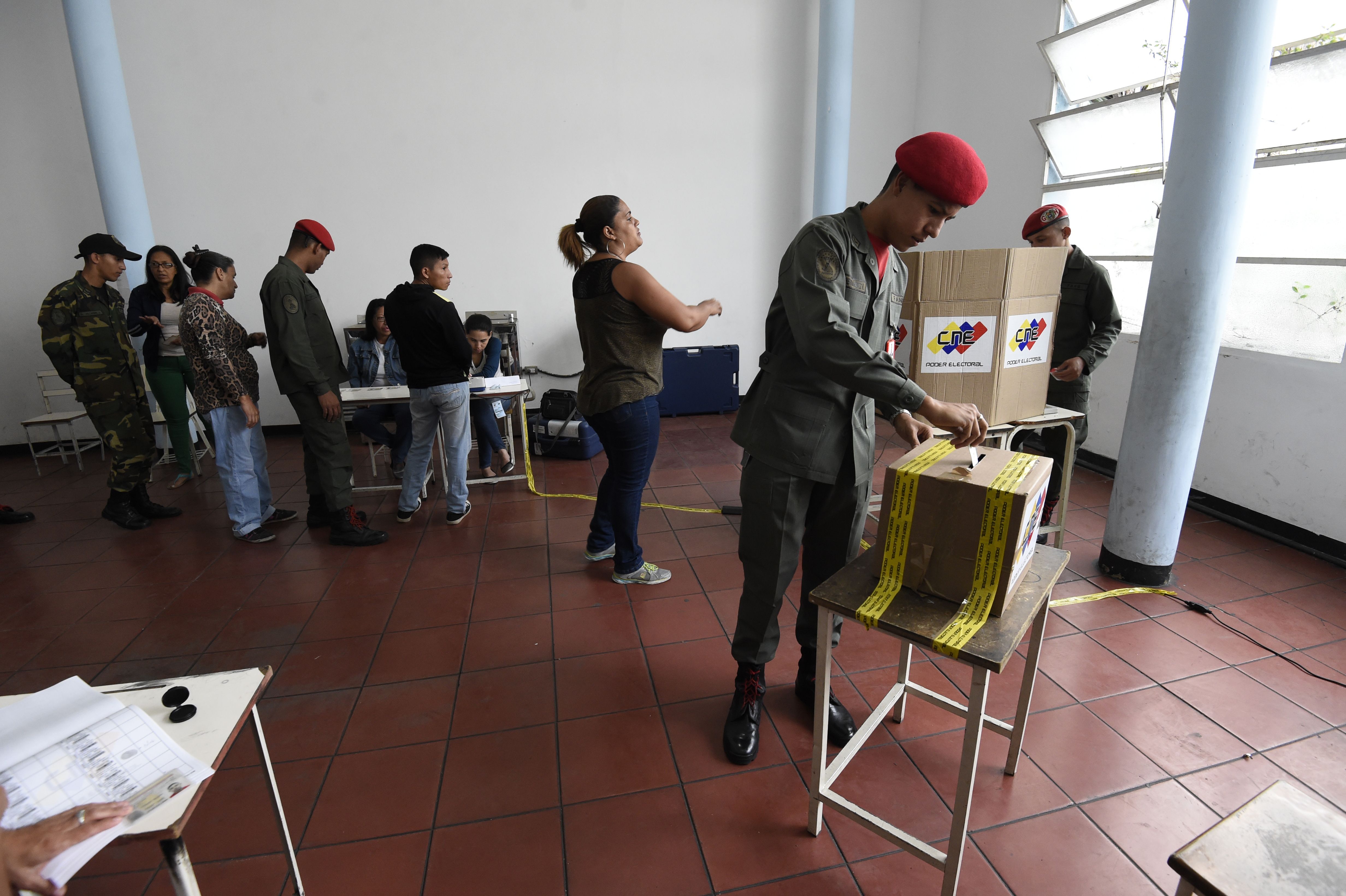 عسكريون ومدنيون يدلون بأصواتهم فى انتخابات فنزويلا