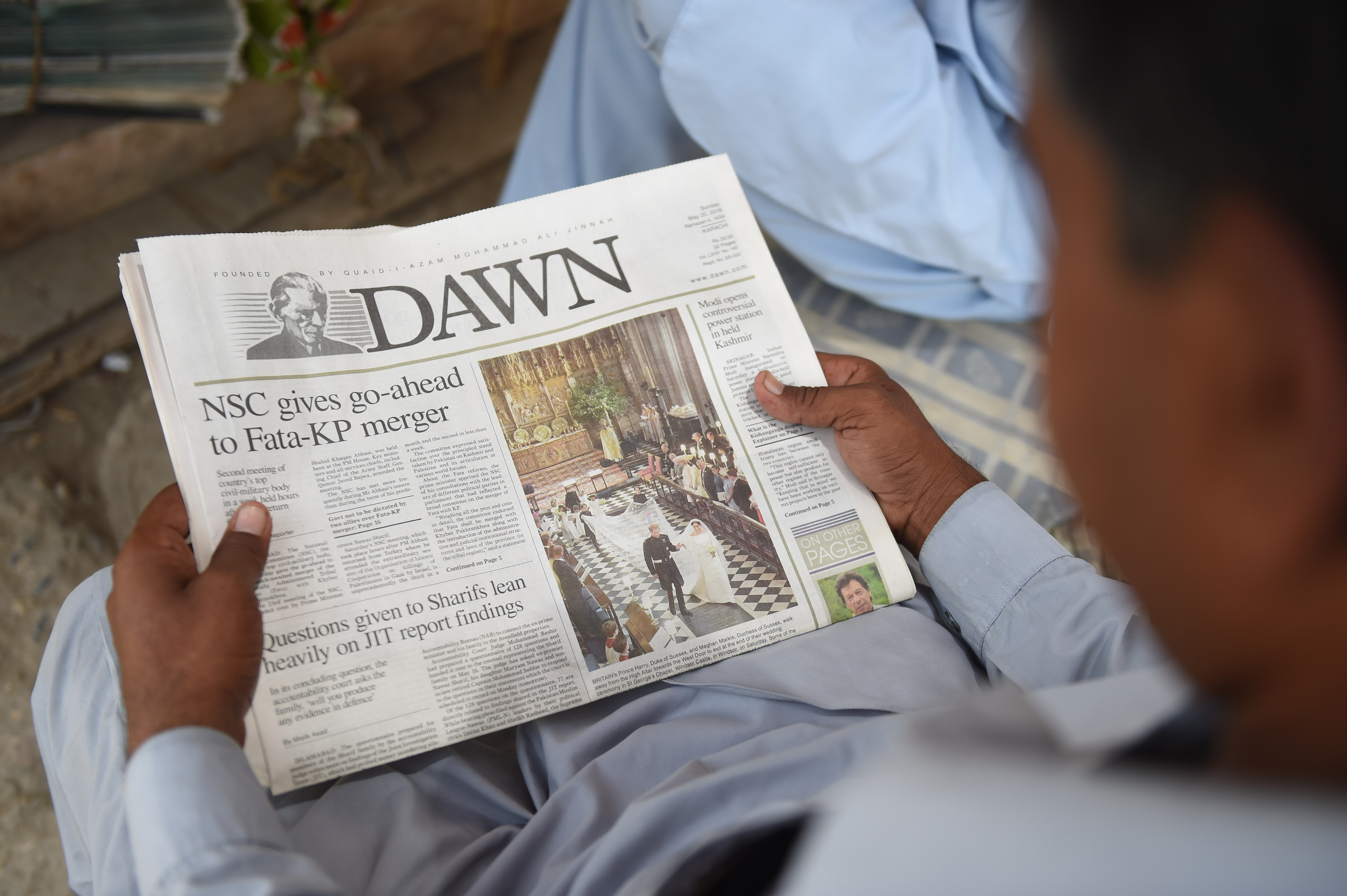 الصحف الباكستانية المعروضة للبيع فى السوق