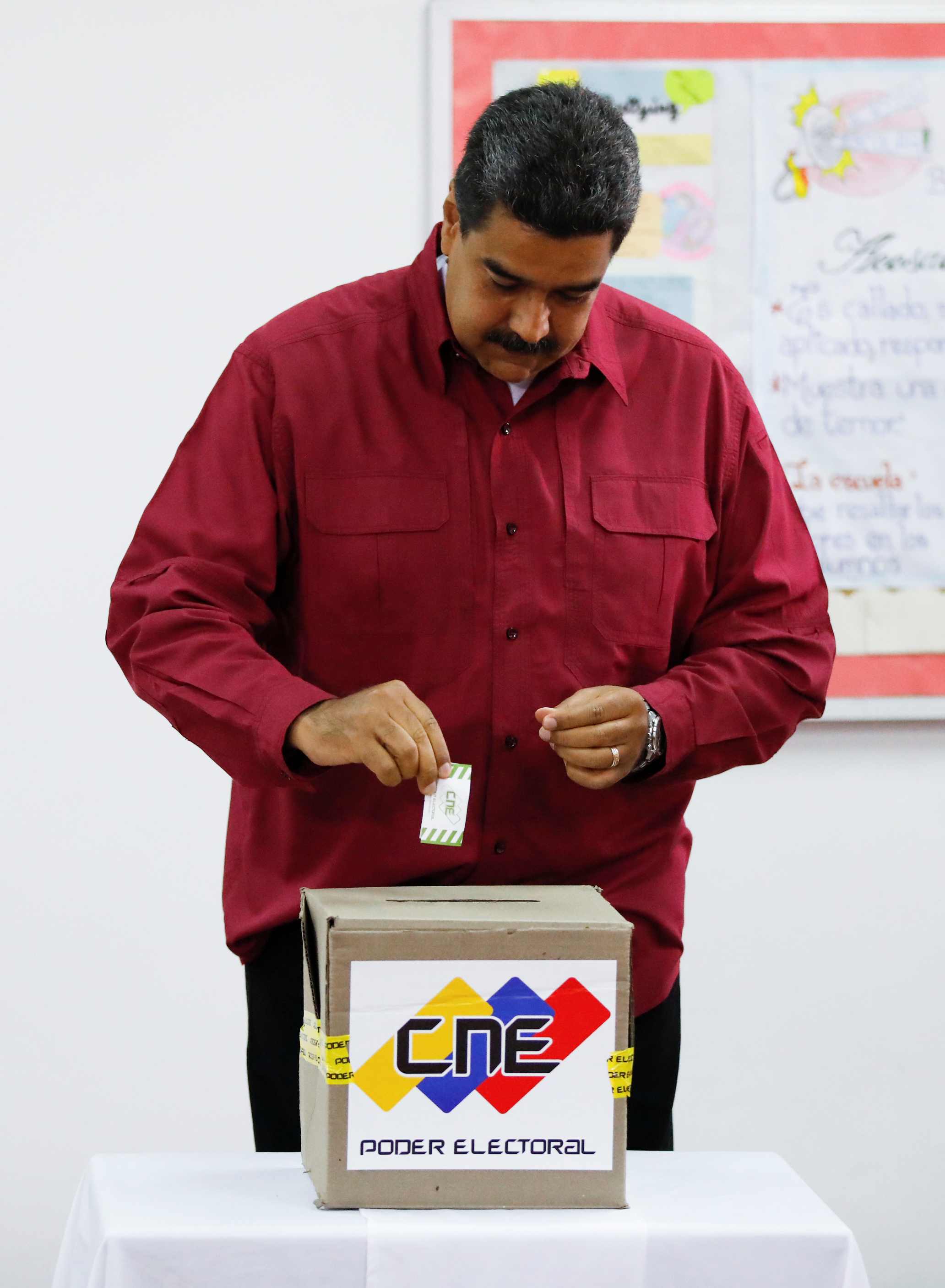 رئيس فنزويلا يدلى بصوته فى انتخابات الرئاسة