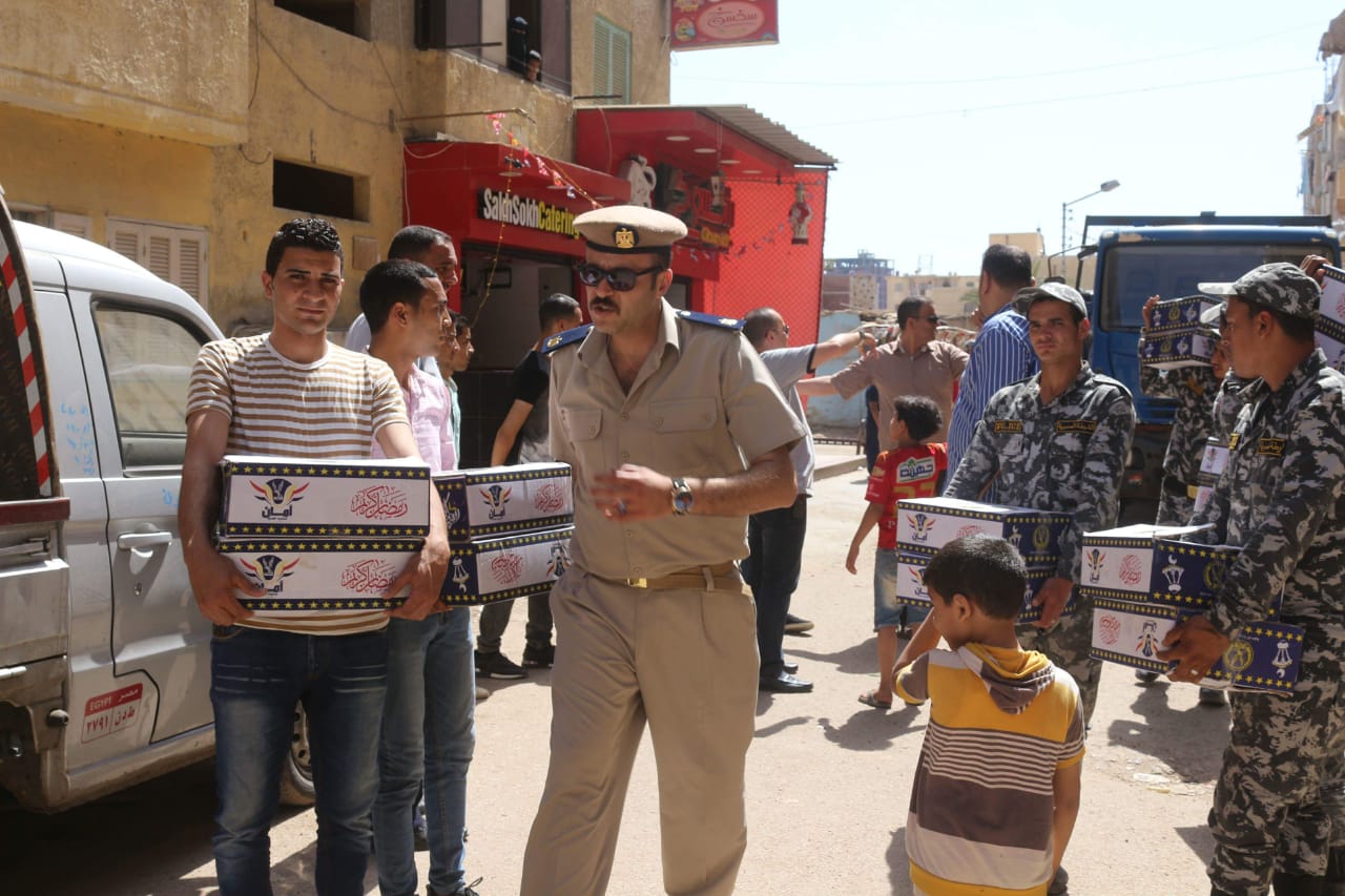 ضباط مديرية أمن دمياط يوزعون كرتونة رمضان على المواطنين (2)