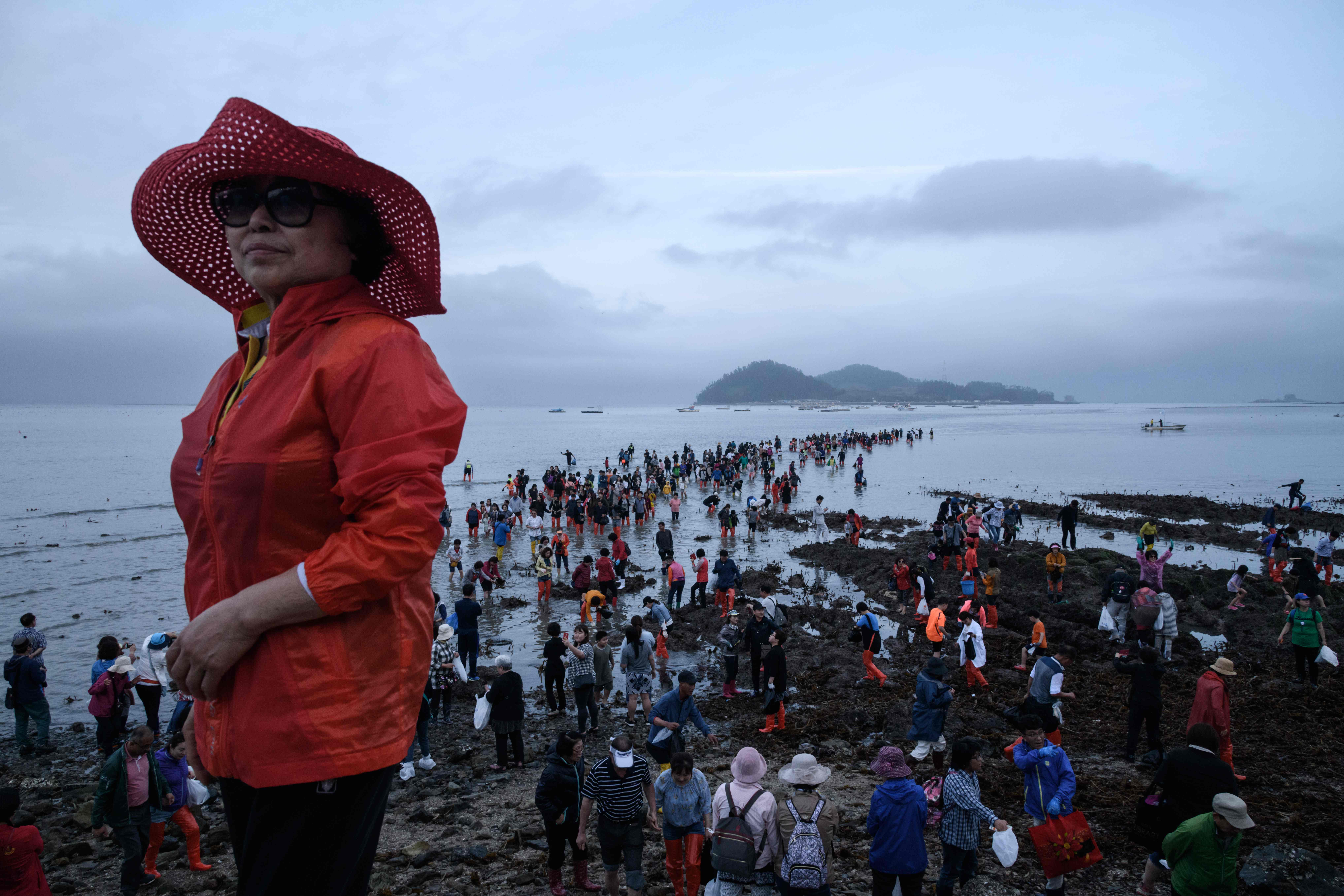 آلاف المواطنين والسياح يعبرون الممر البحرى فى كوريا الجنوبية