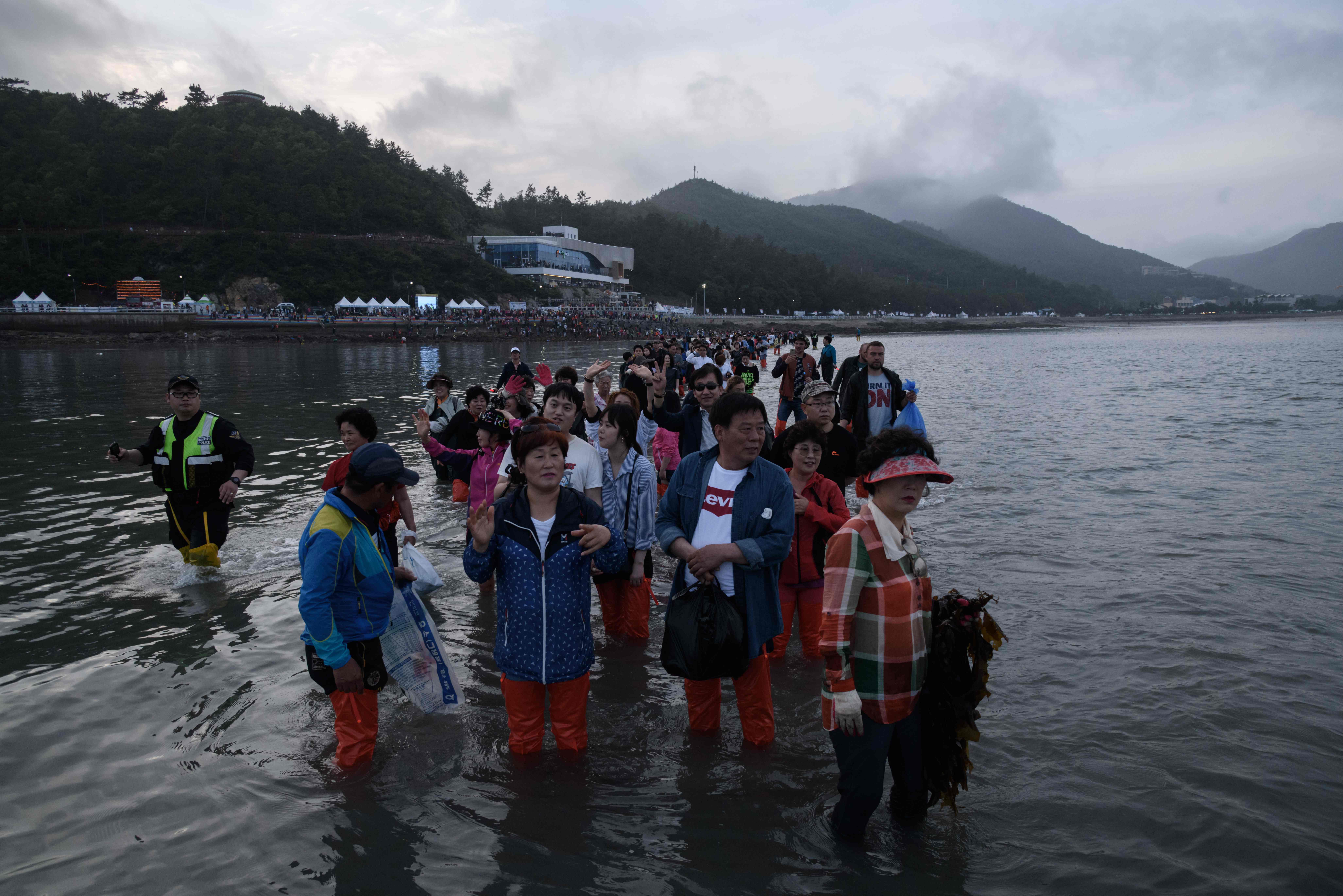 سياح يعبرون ممر بحرى بين جزيرتين فى كوريا الجنوبية