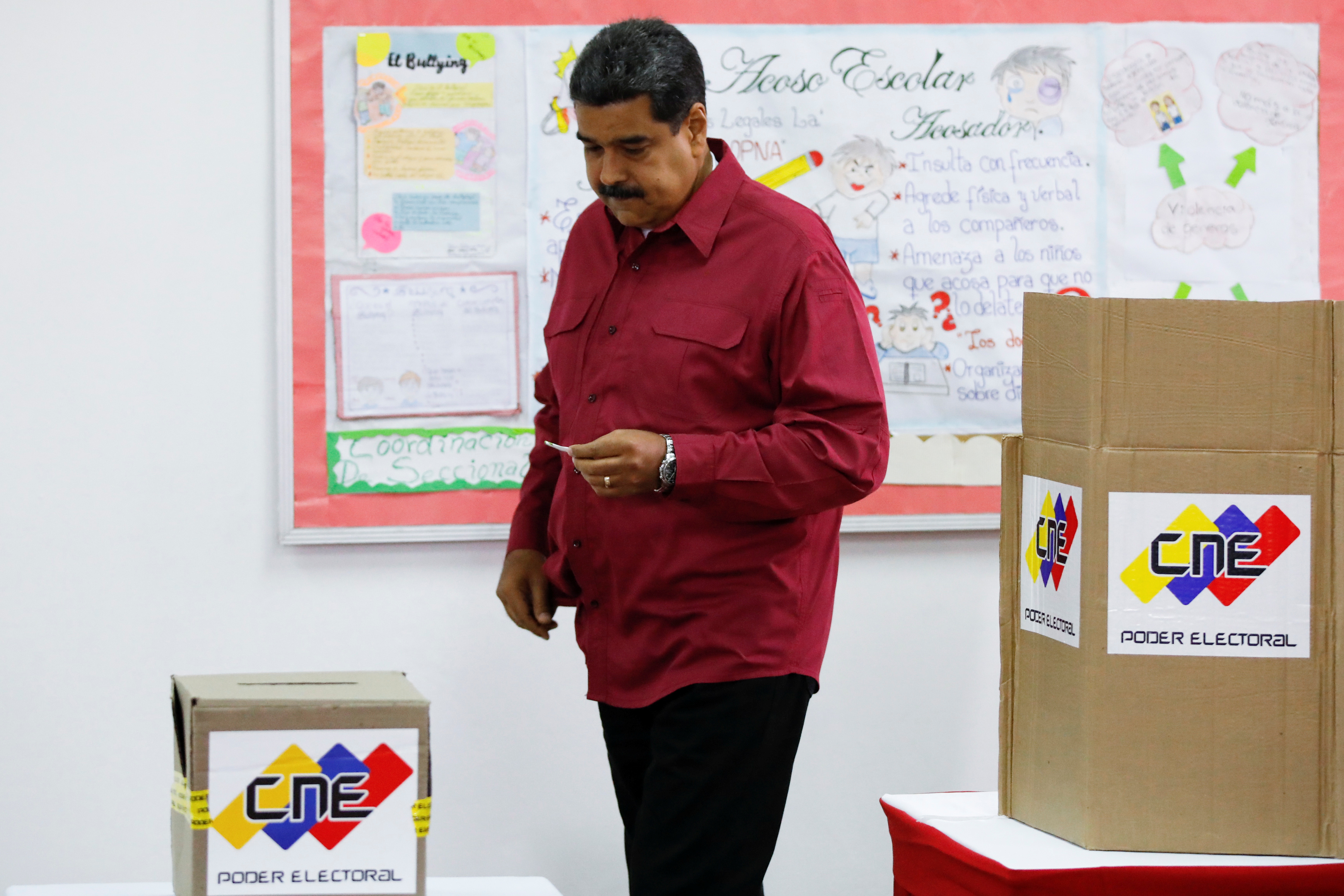 رئيس فنزويلا فى لجنة اقتراع انتخابات الرئاسة