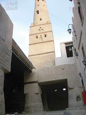  المسجد التاريخى من الداخل يجذب السياح الاجانب
