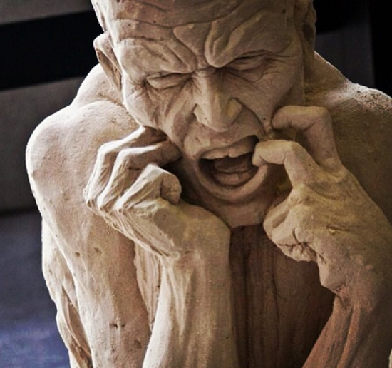 تمثال يجسد مشاعر الألم