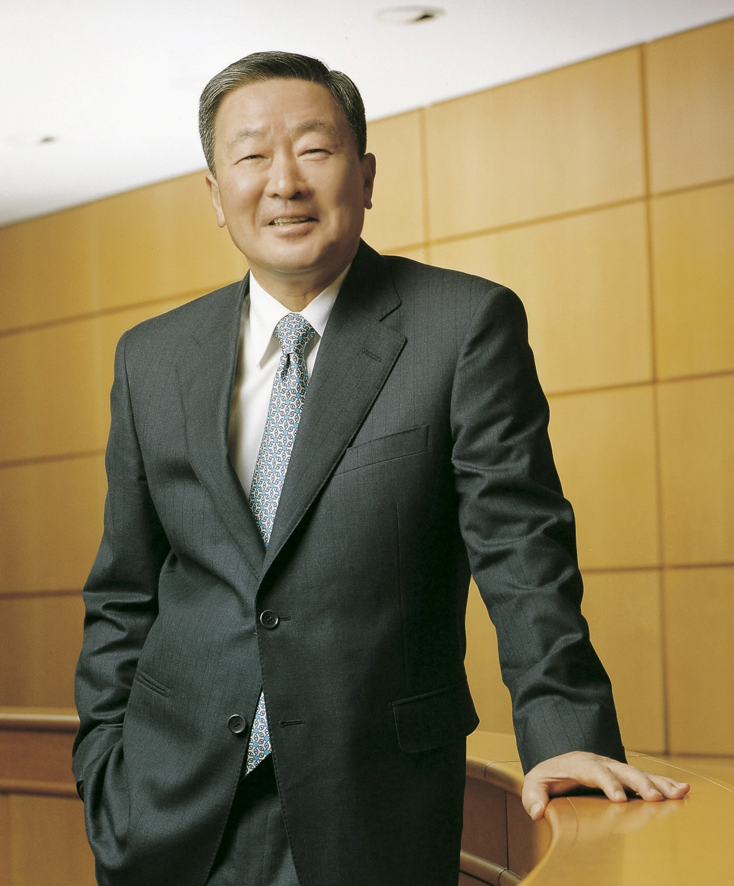 كو بون-مو رئيس مجموعة ال جى الكورية الجنوبية