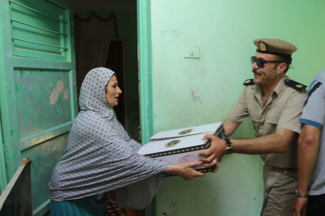 ضباط مديرية أمن دمياط يوزعون كرتونة رمضان على المواطنين (3)