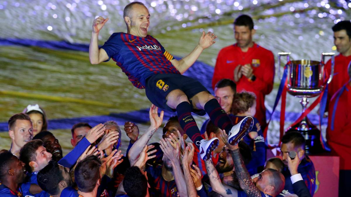 قائد برشلونة خلال الإحتفال به فى أخر مباراة مع البارسا