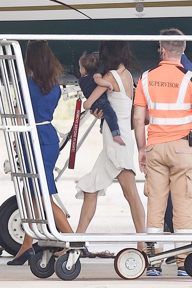 علم الدين فى المطار وتحمل الصغيرة إيلا