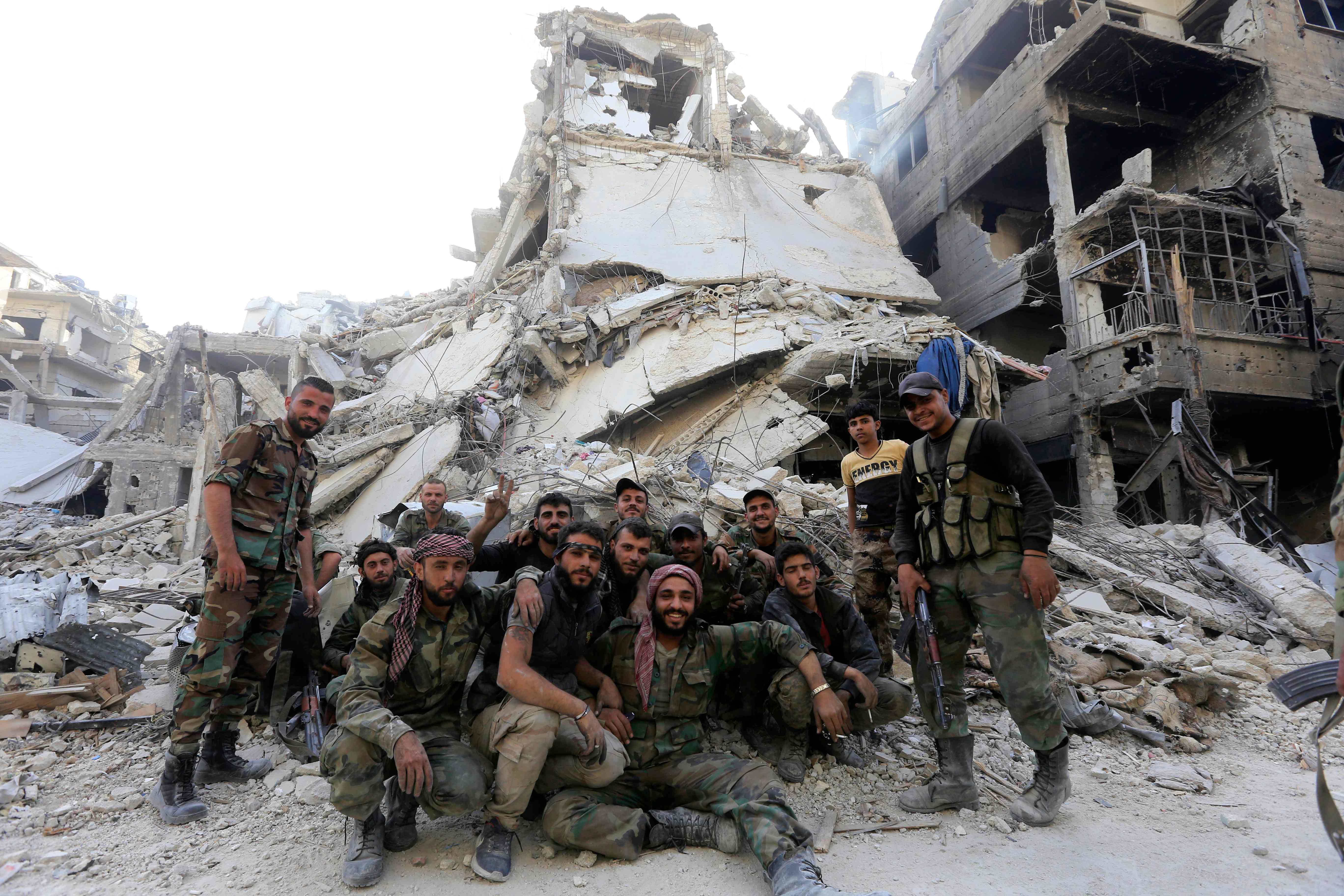 جنود سوريون يحتفلون بالنصر على داعش