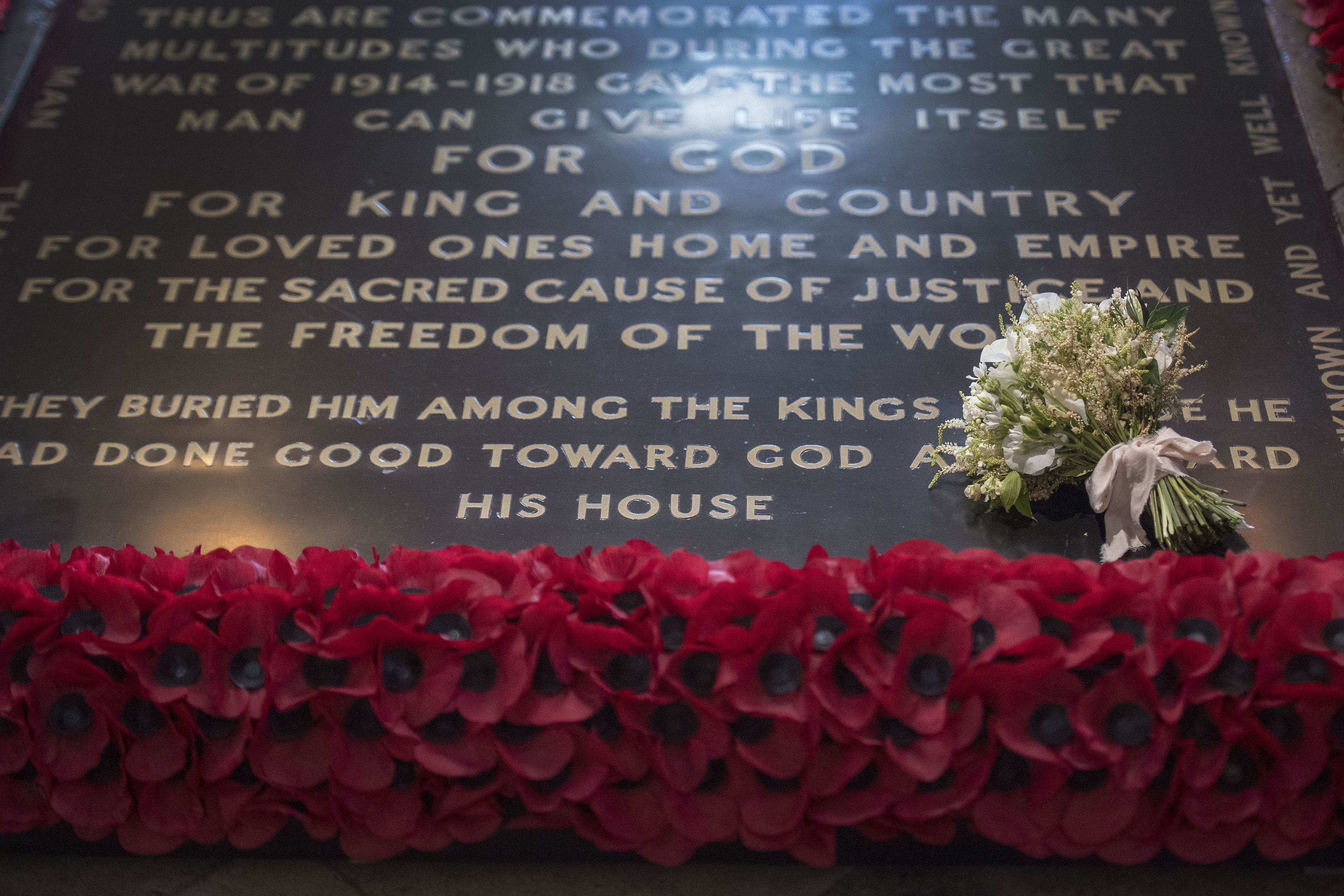 وضع باقة زهور زفاف هارى وماركل على قبر الجندى المجهول