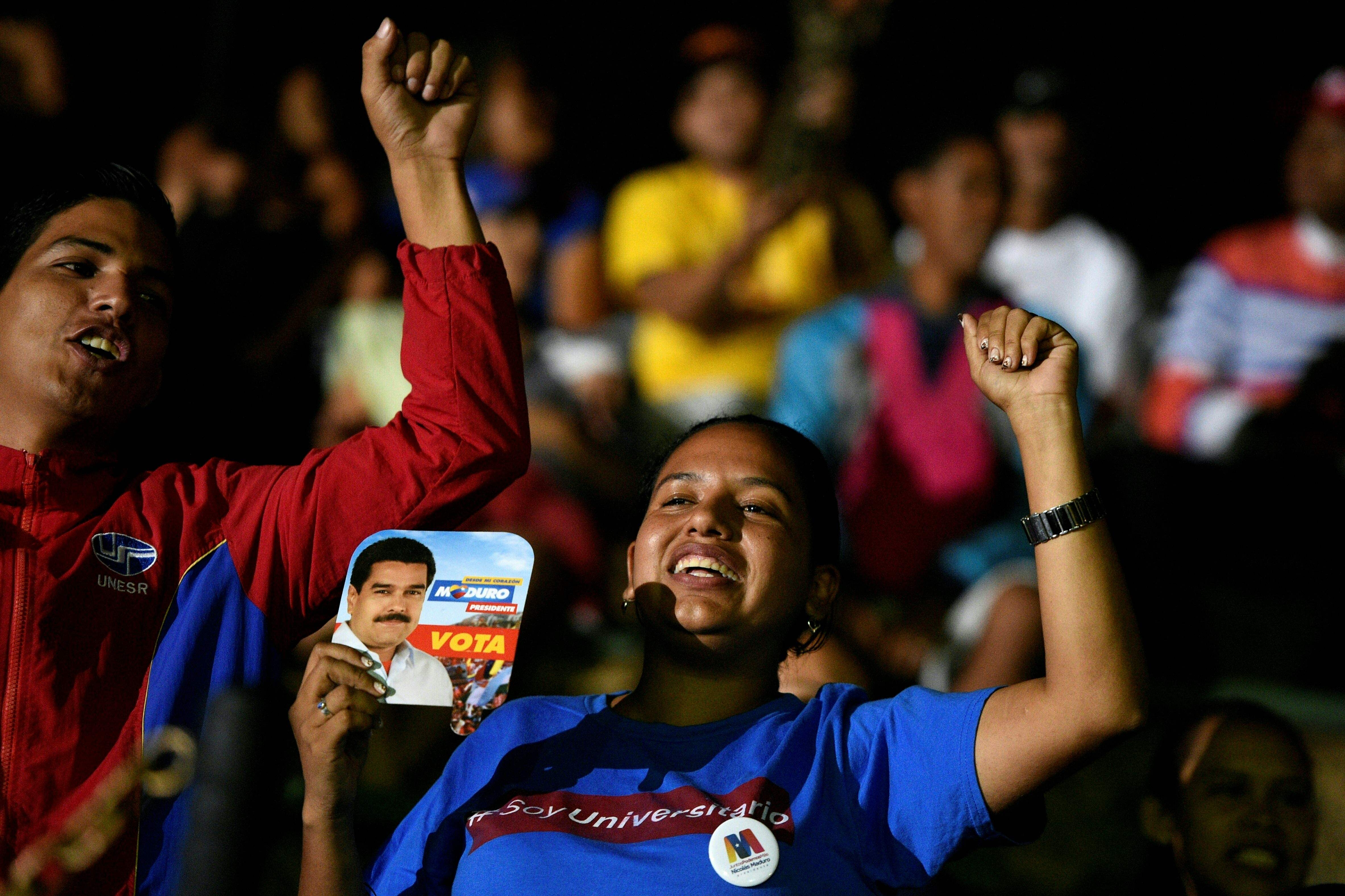 أنصار مادورو يحتفلون