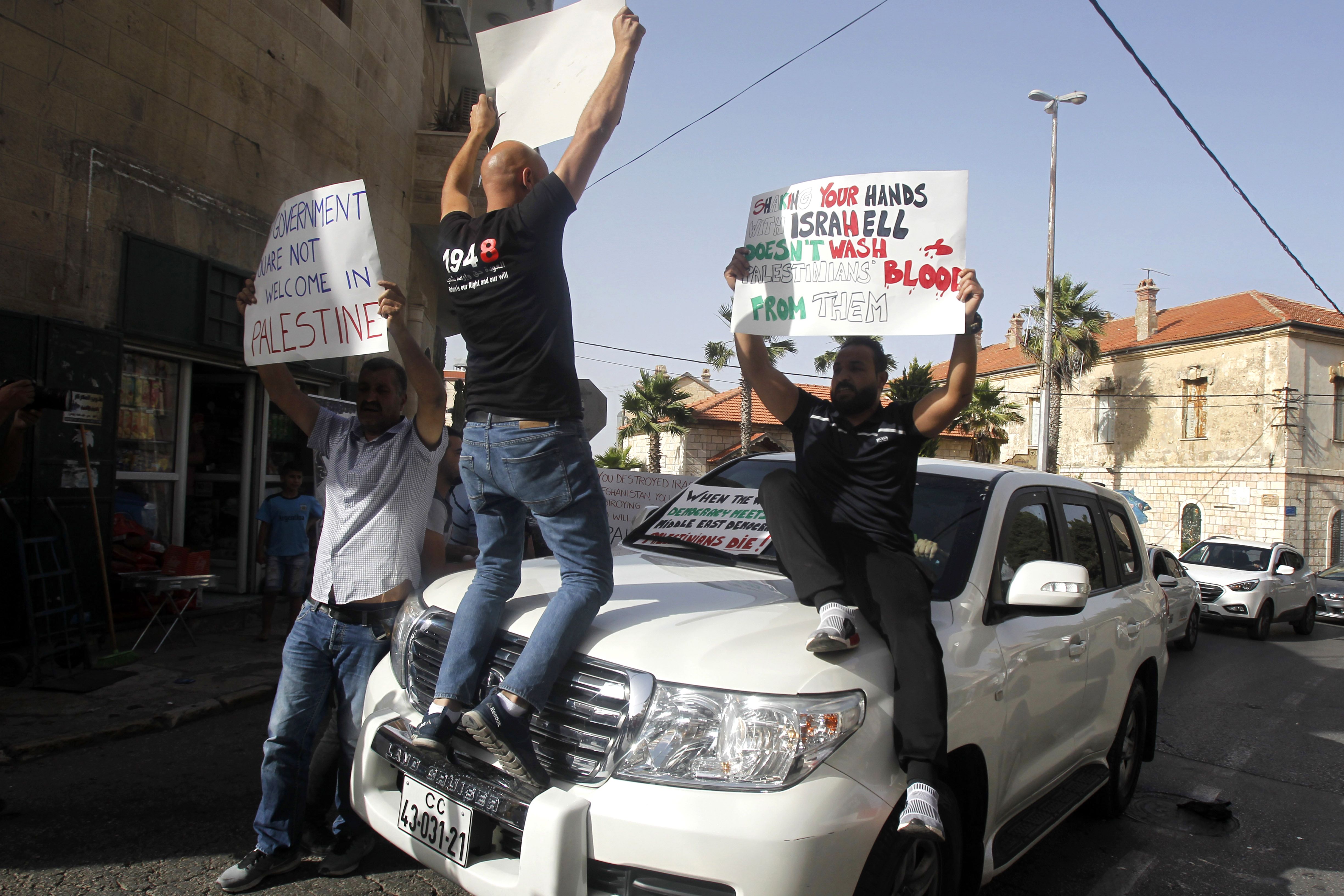 شباب فلسطينى يحتج أمام الوفد الأمريكى