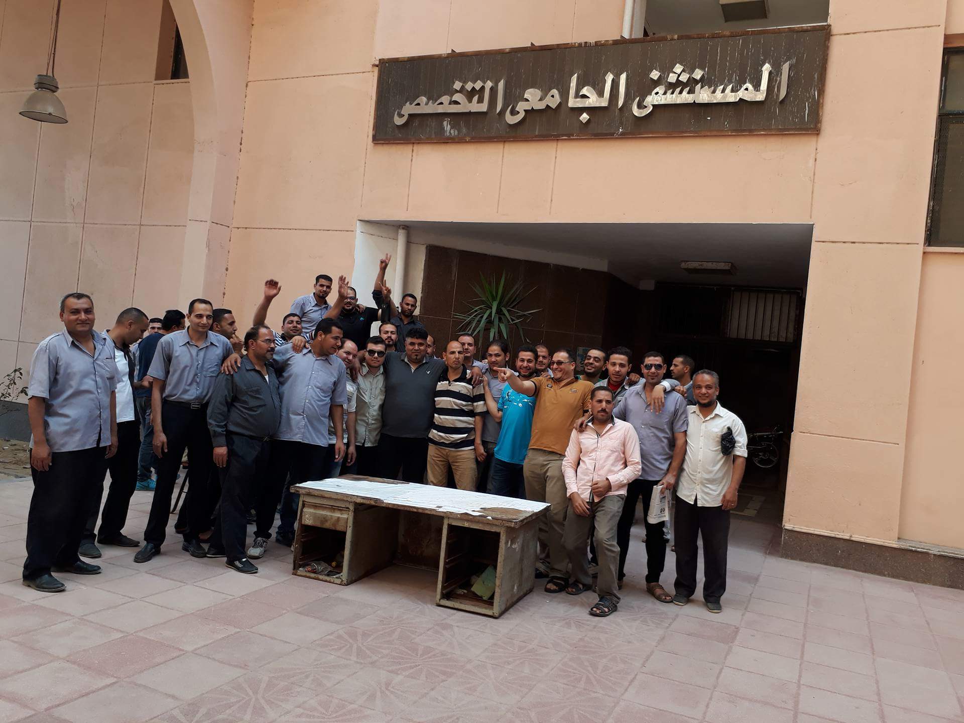 وقفة احتجاجية لأفراد أمن مستشفى جامعة المنوفية للمطالبة بتثبيتهم (2)