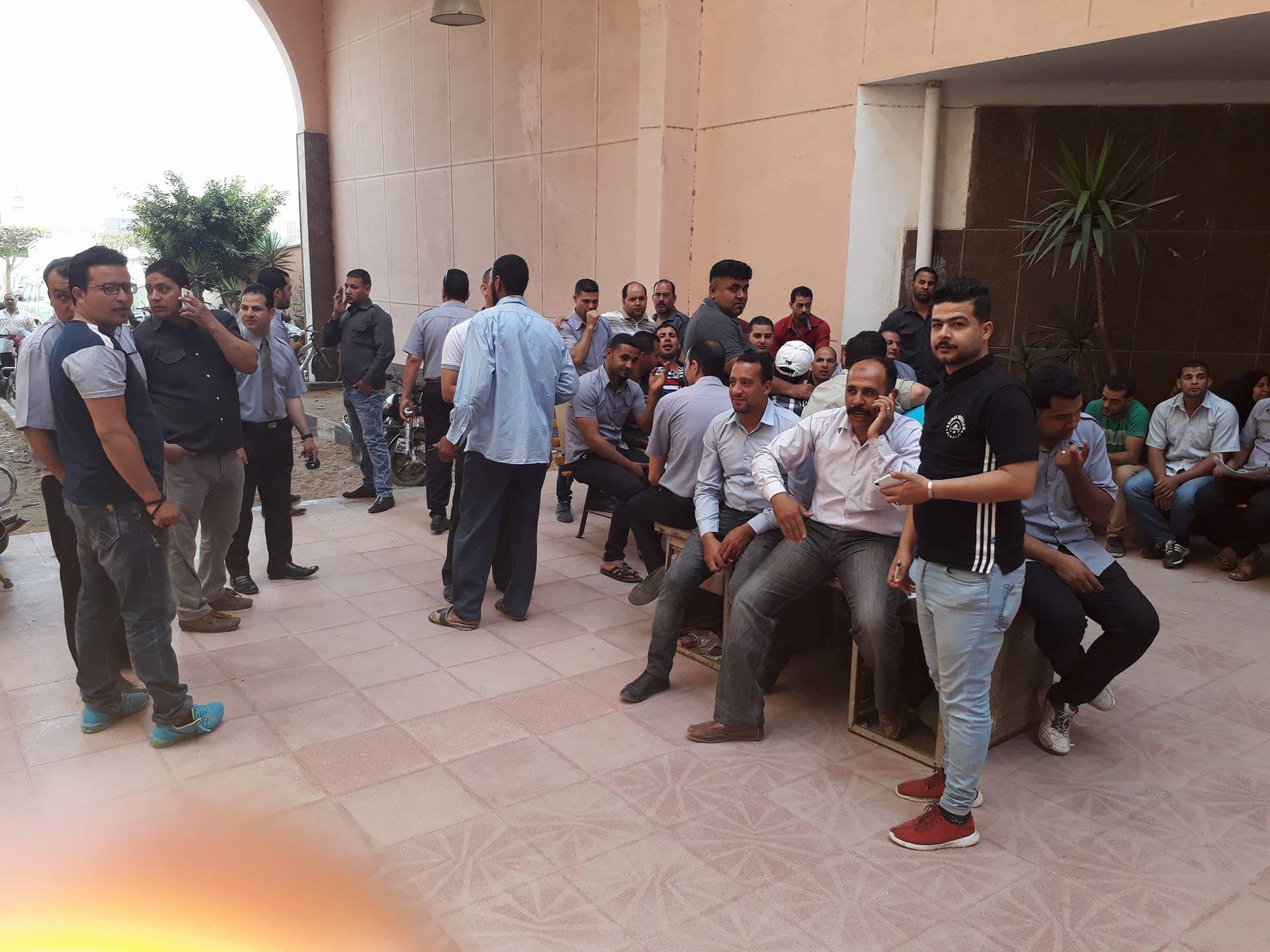 وقفة احتجاجية لأفراد أمن مستشفى جامعة المنوفية للمطالبة بتثبيتهم (1)
