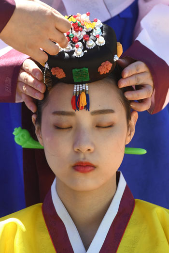 فتاة تتزين للاحتفال بيوم بلوغ سن الرشد بكوريا الجنوبية