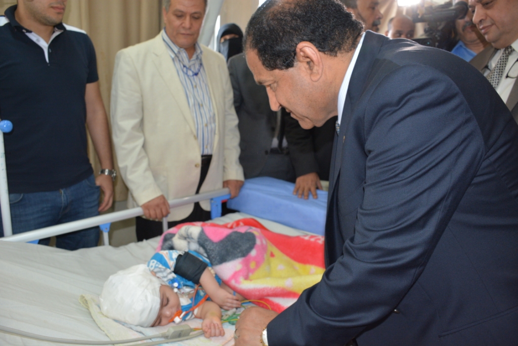 محافظ الغربية يطمئن على صحة الطفل زياد بمستشفى الطوارىء ويقدم الشكر لفريق الاطباء (4)