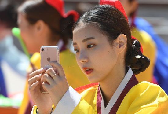 سيلفى فتاة كورية جنوبية أثناء احتفالات بلوغ سن الرشد