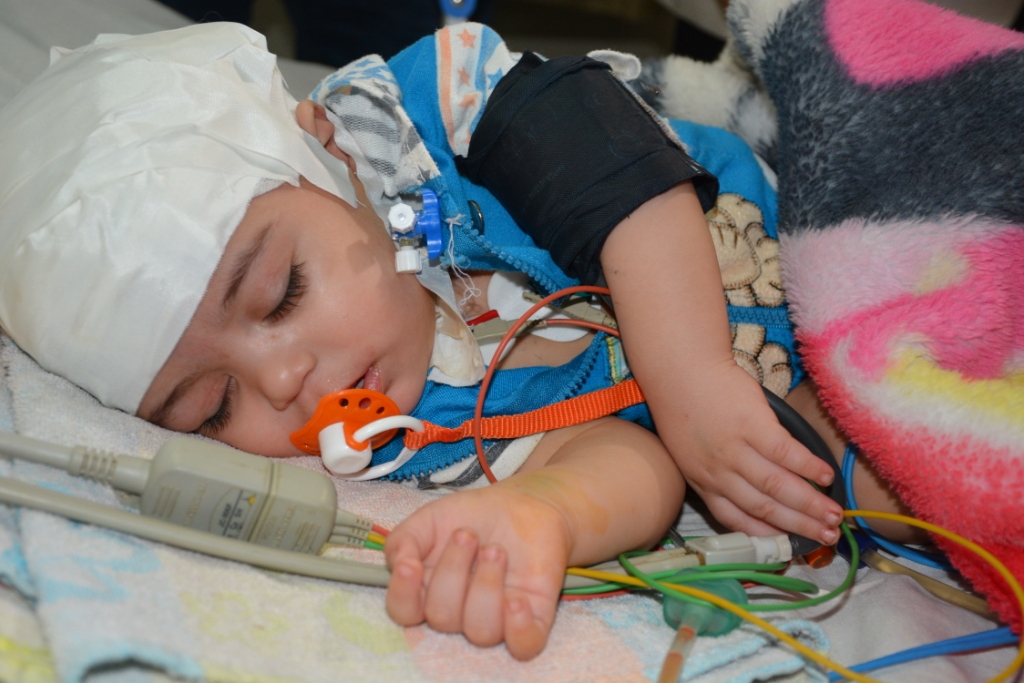 محافظ الغربية يطمئن على صحة الطفل زياد بمستشفى الطوارىء ويقدم الشكر لفريق الاطباء (5)