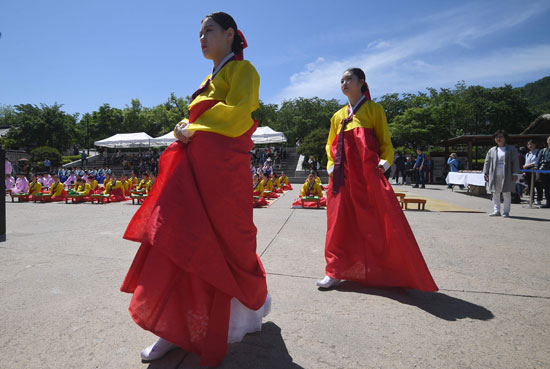 عروض فنية فى كوريا الجنوبية بمناسبة يوم بلوغ سن الرشد