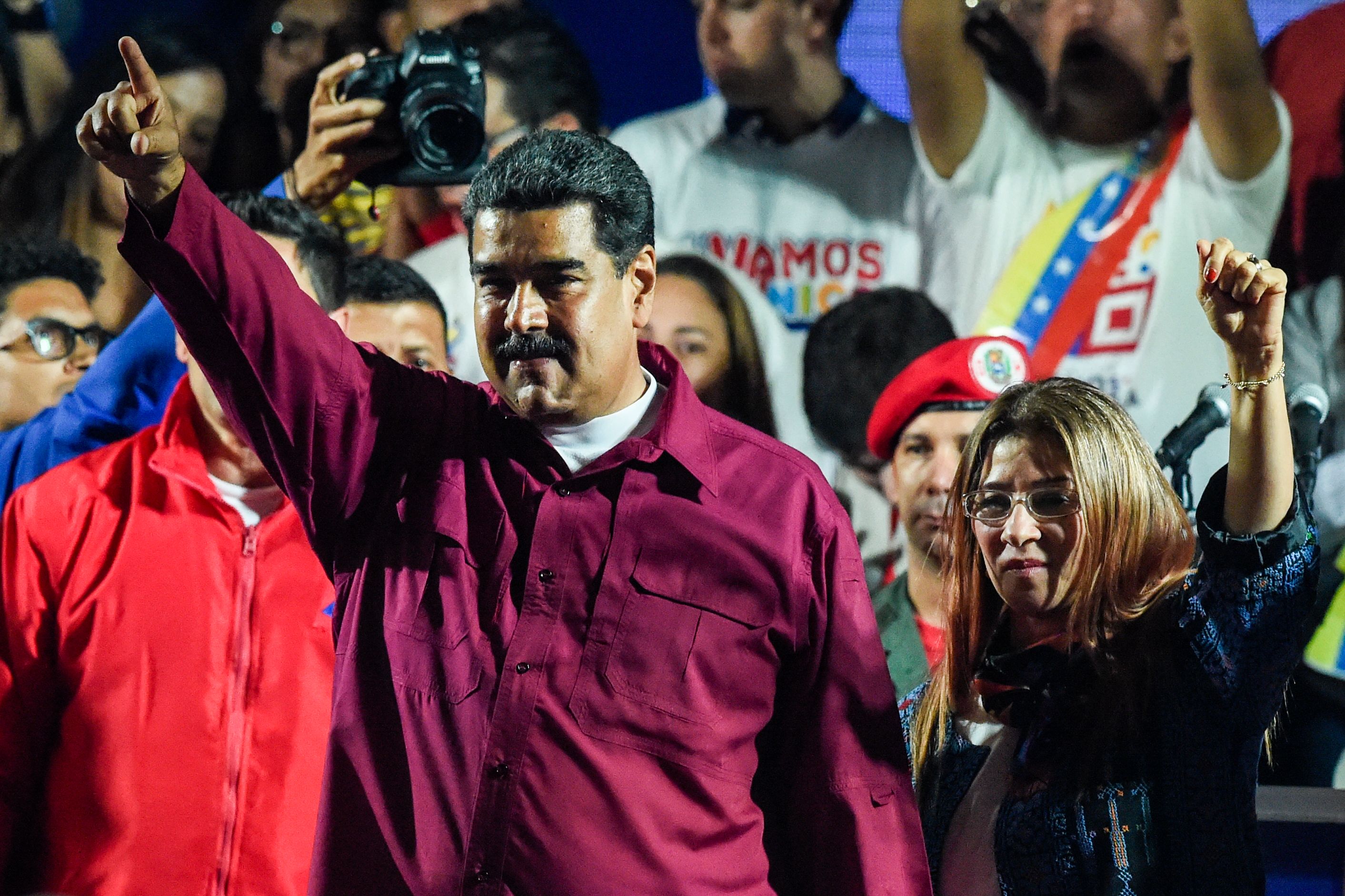 مادورو وسط أنصاره