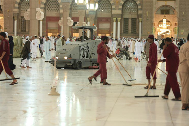 عمليات تجفيف الأمطار فى المسجد النبوى