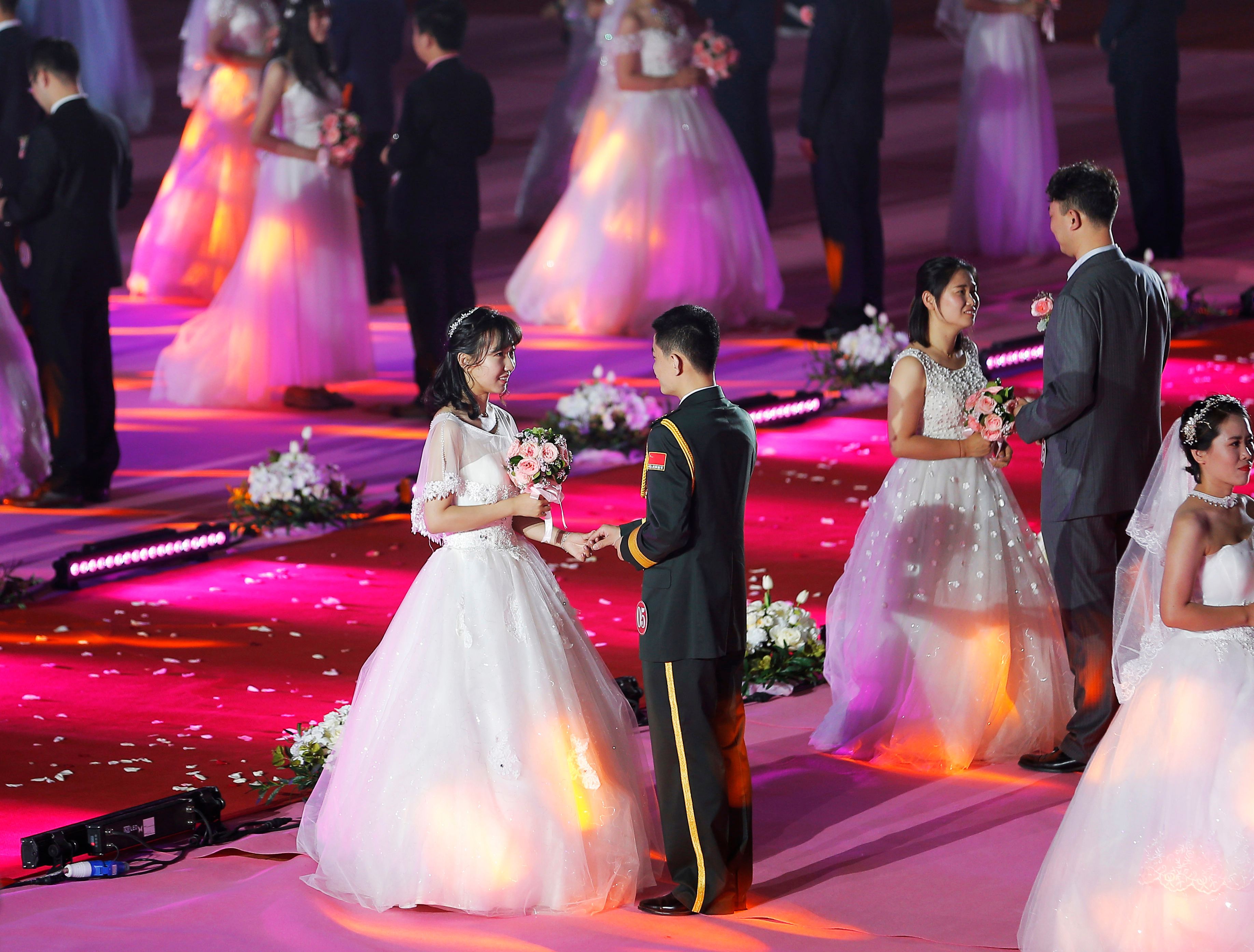 حفل زفاف جماعى بالصين 