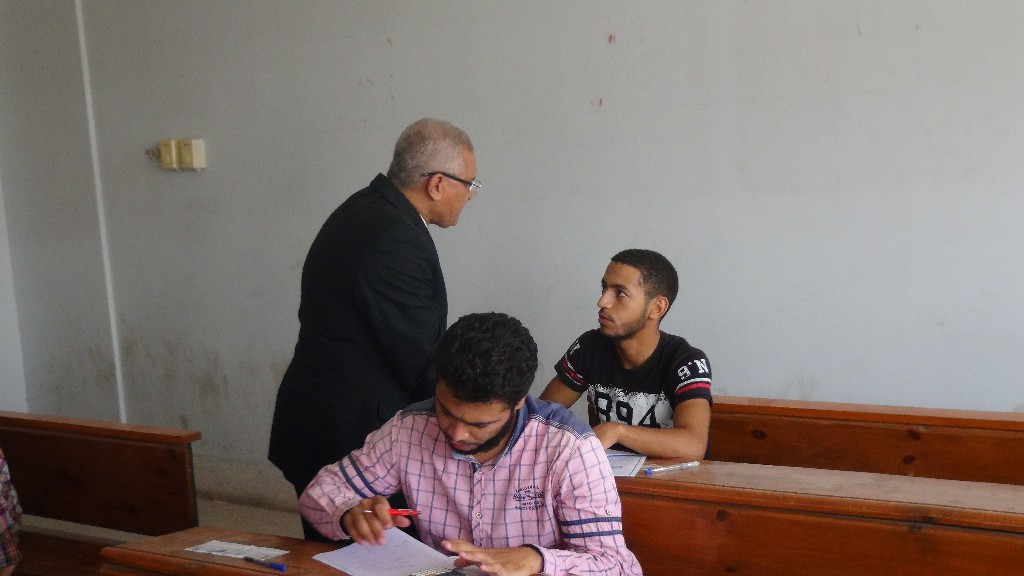 رئيس جامعة المنيا يتفقد لجان الامتحانات (11)