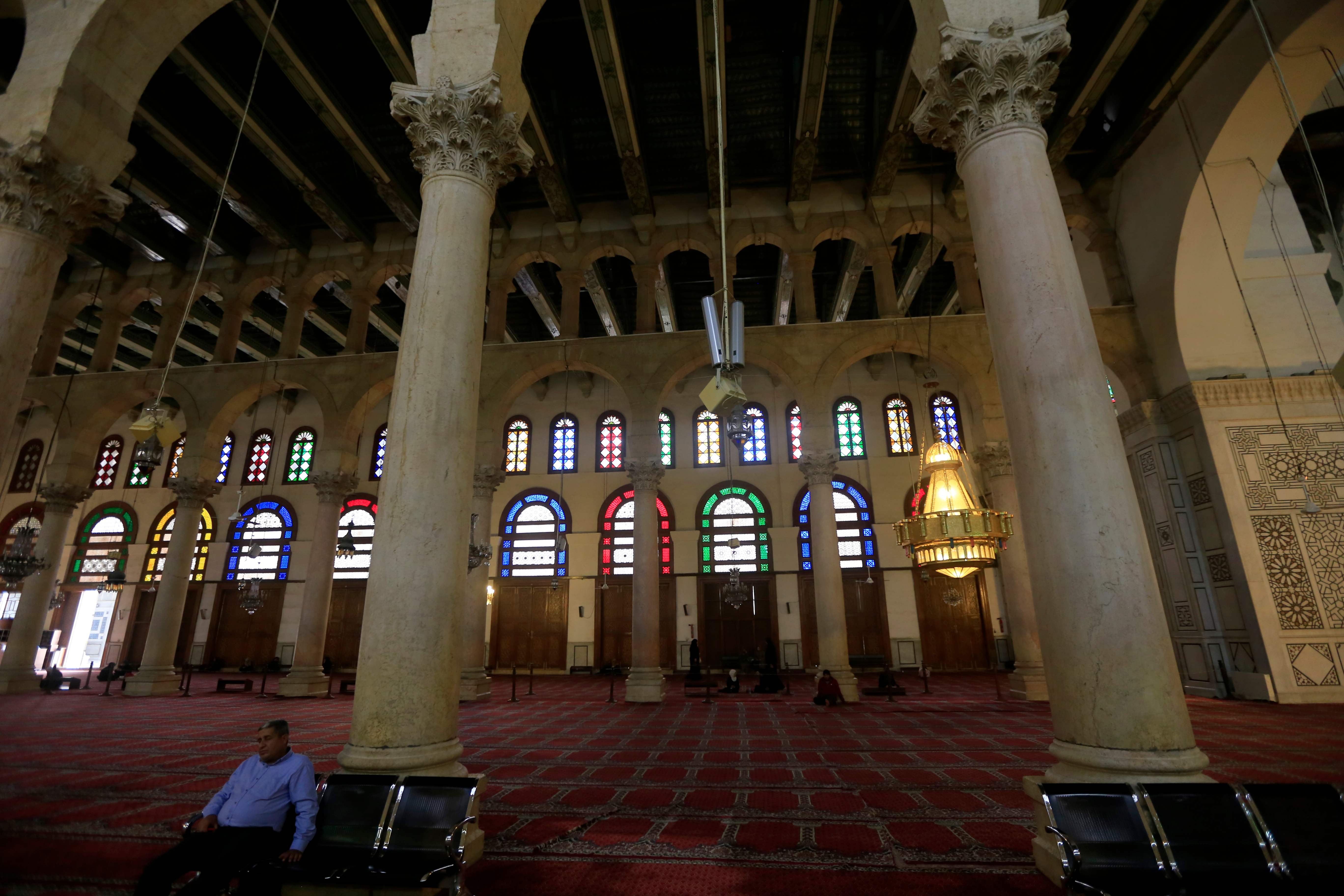  المصلين داخل المسجد 
