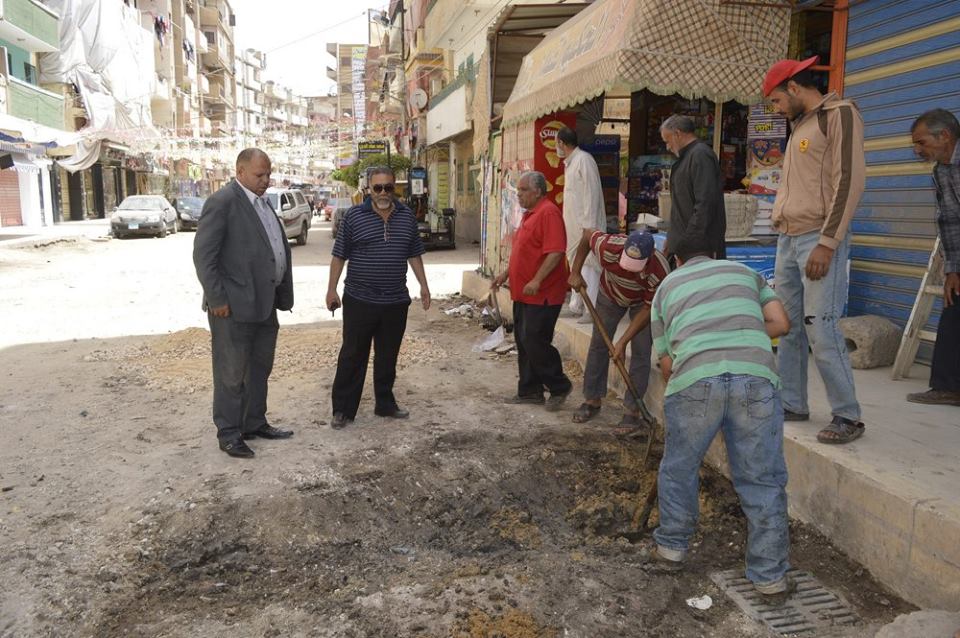  مساعد محافظ كفر الشيخ يتابع أعمال تمهيد رصف الشوارع