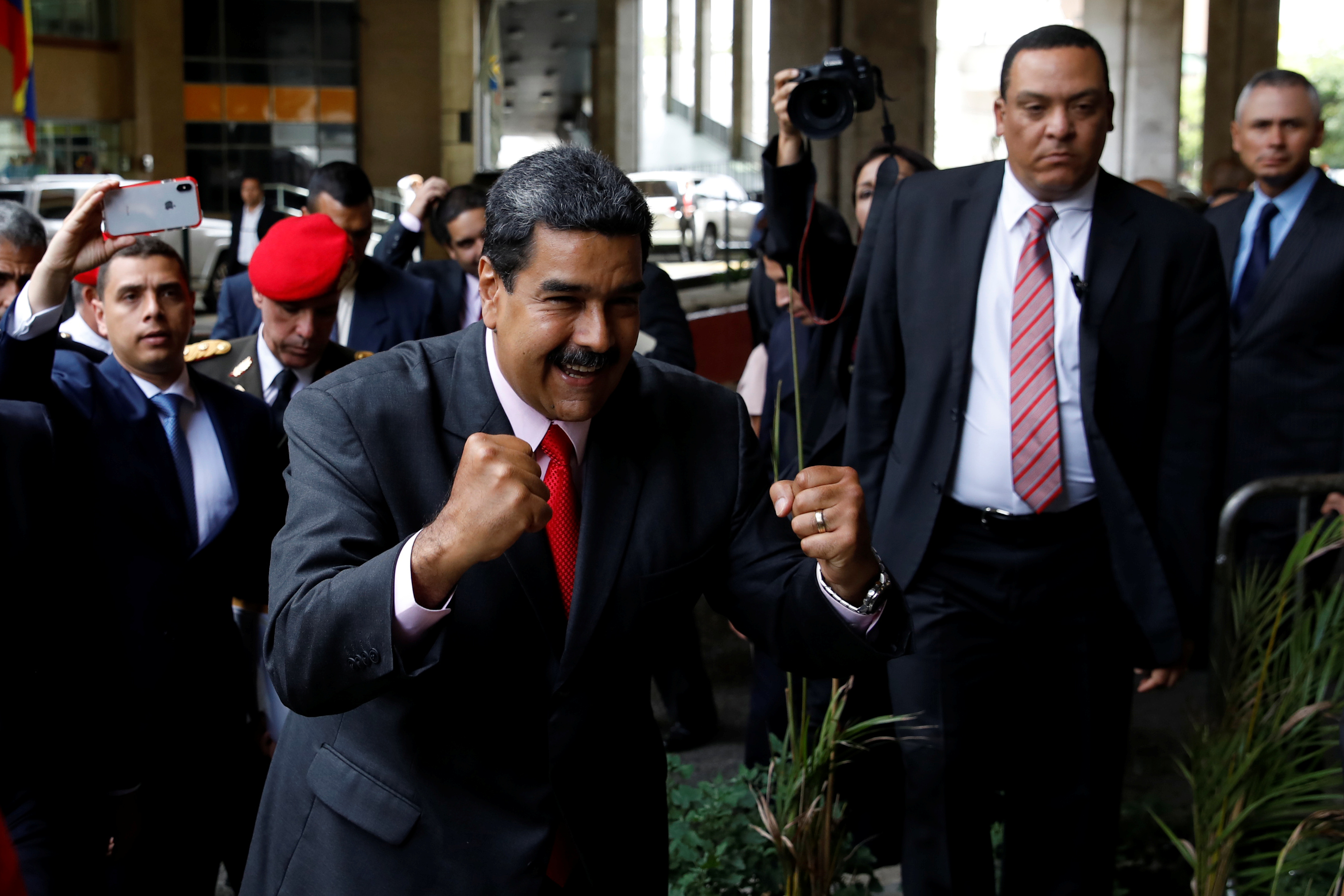 مادورو يحتفل بفوزه