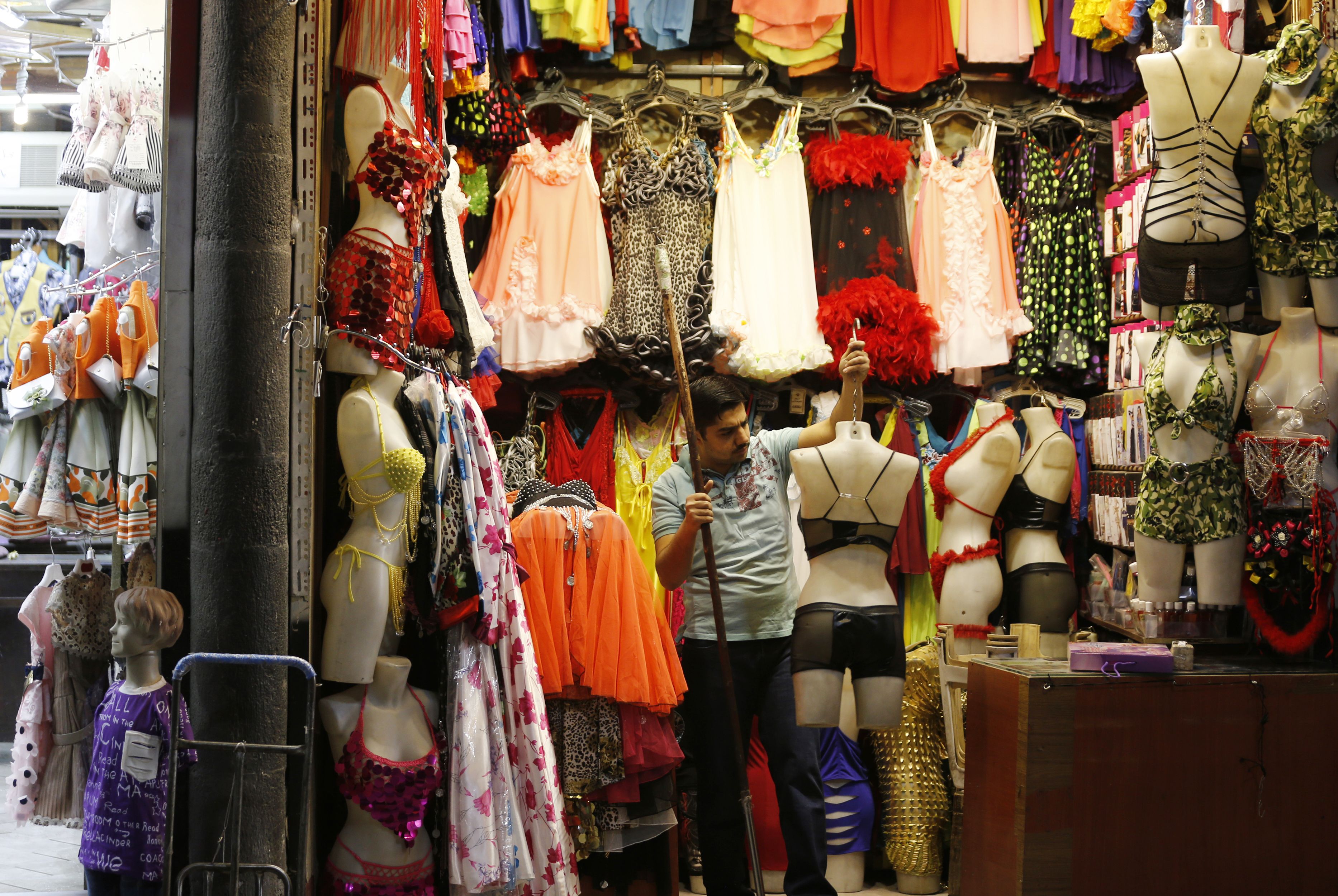 بيع الملابس الداخلية فى إحدى محلات سوريا