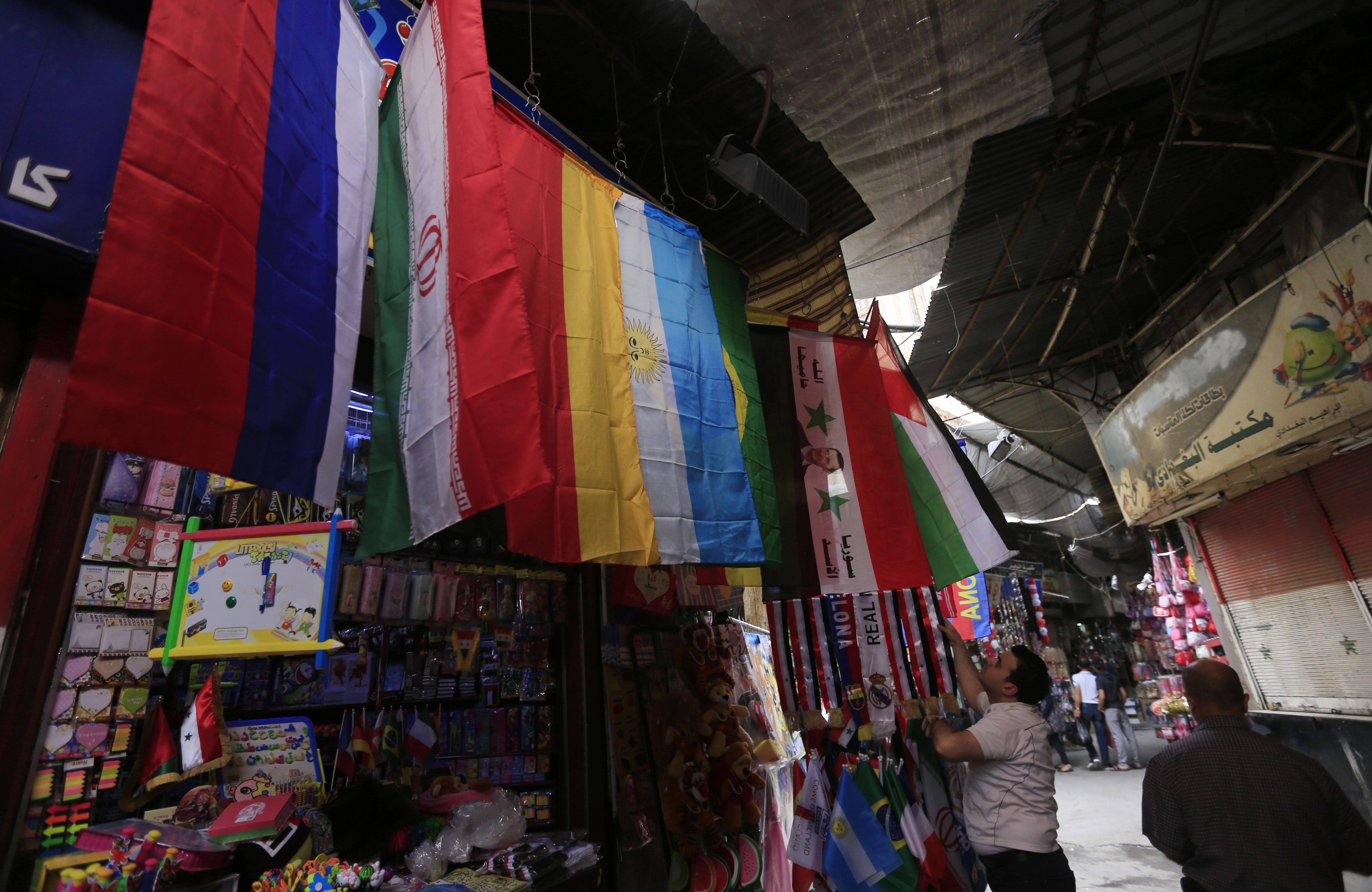 بيع الأعلام فى دمشق 