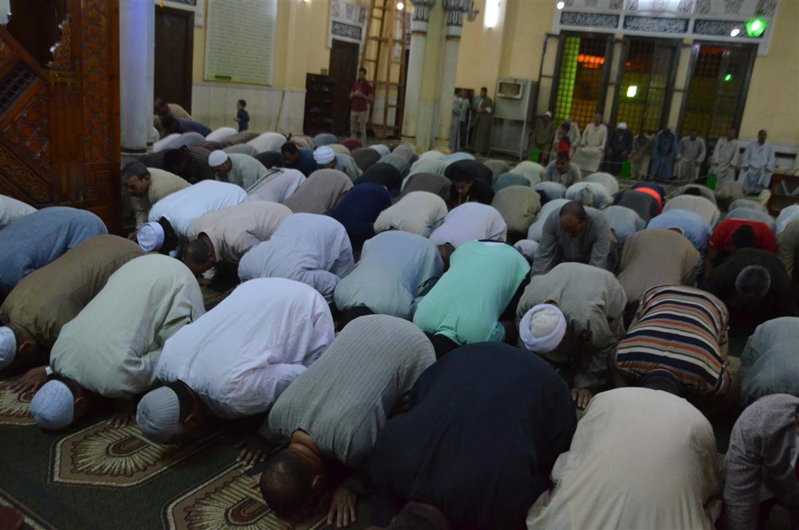 سجود المواطنين في صلاة التراويح بالمسجد العتيق