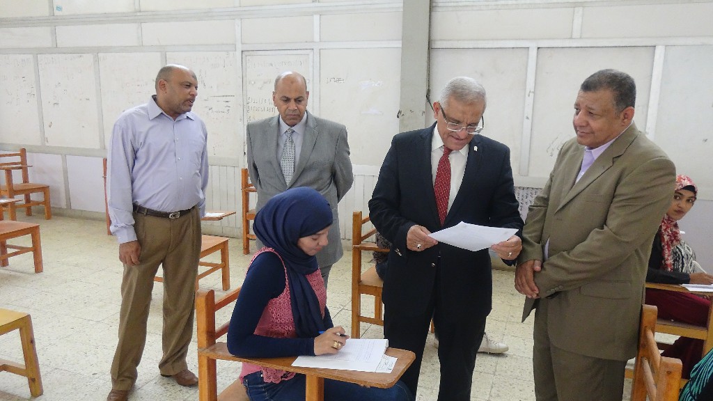 رئيس جامعة المنيا يتفقد لجان الامتحانات (13)