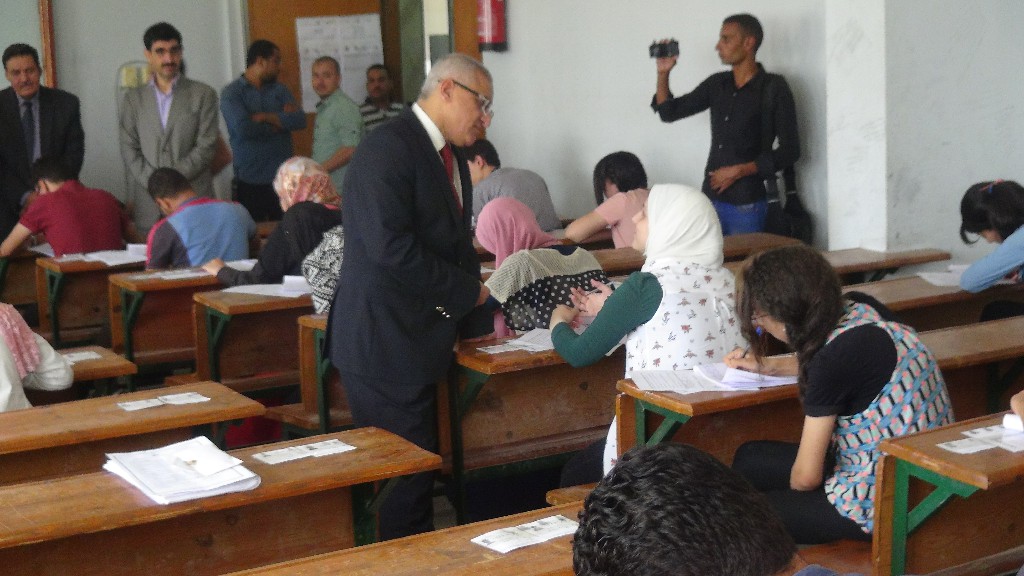 رئيس جامعة المنيا يتفقد لجان الامتحانات (9)