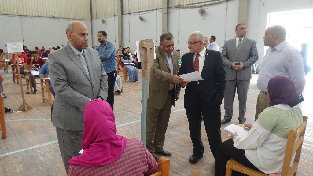رئيس جامعة المنيا يتفقد لجان الامتحانات (3)